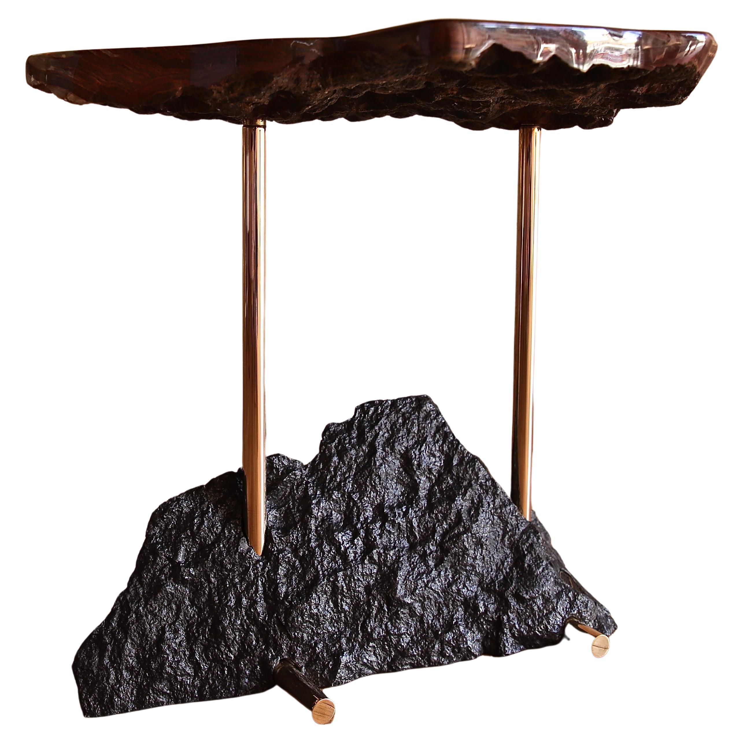 Tavolino Fenicottero in onice fantastico, gambe in bronzo, base in pietra lavica For Sale
