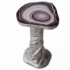Table basse en finition argentée et plateau artistiquement décoré de scagliola polie
