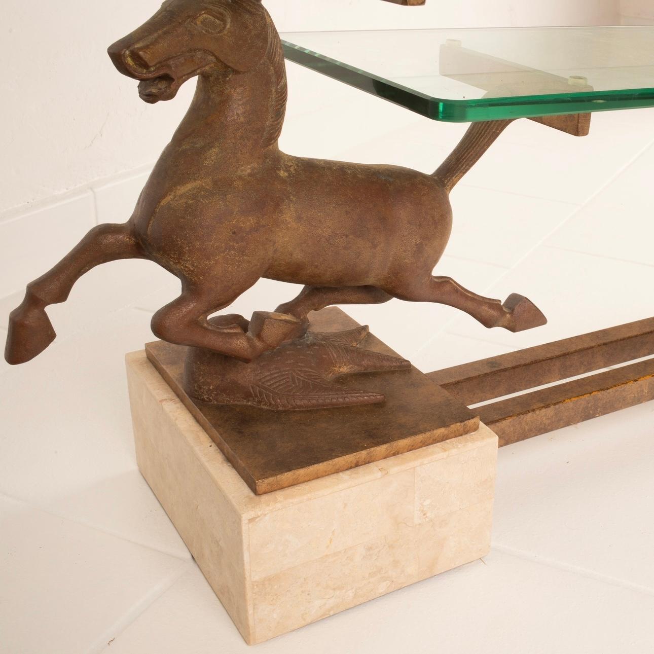 Tavolino „Flying Horse of Gansu“ nello stile di Maison Charles „Flying Horse of Gansu“ im Angebot 1