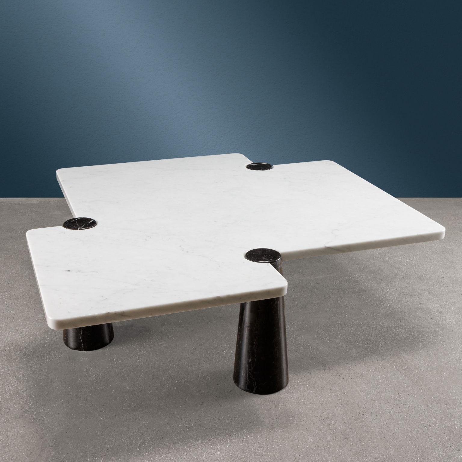 Tavolino in marmo bi colore modello 'Freccia' serie 'Eros' disegnato da Angelo Mangiarotti e prodotto da Skipper negli anni '70.