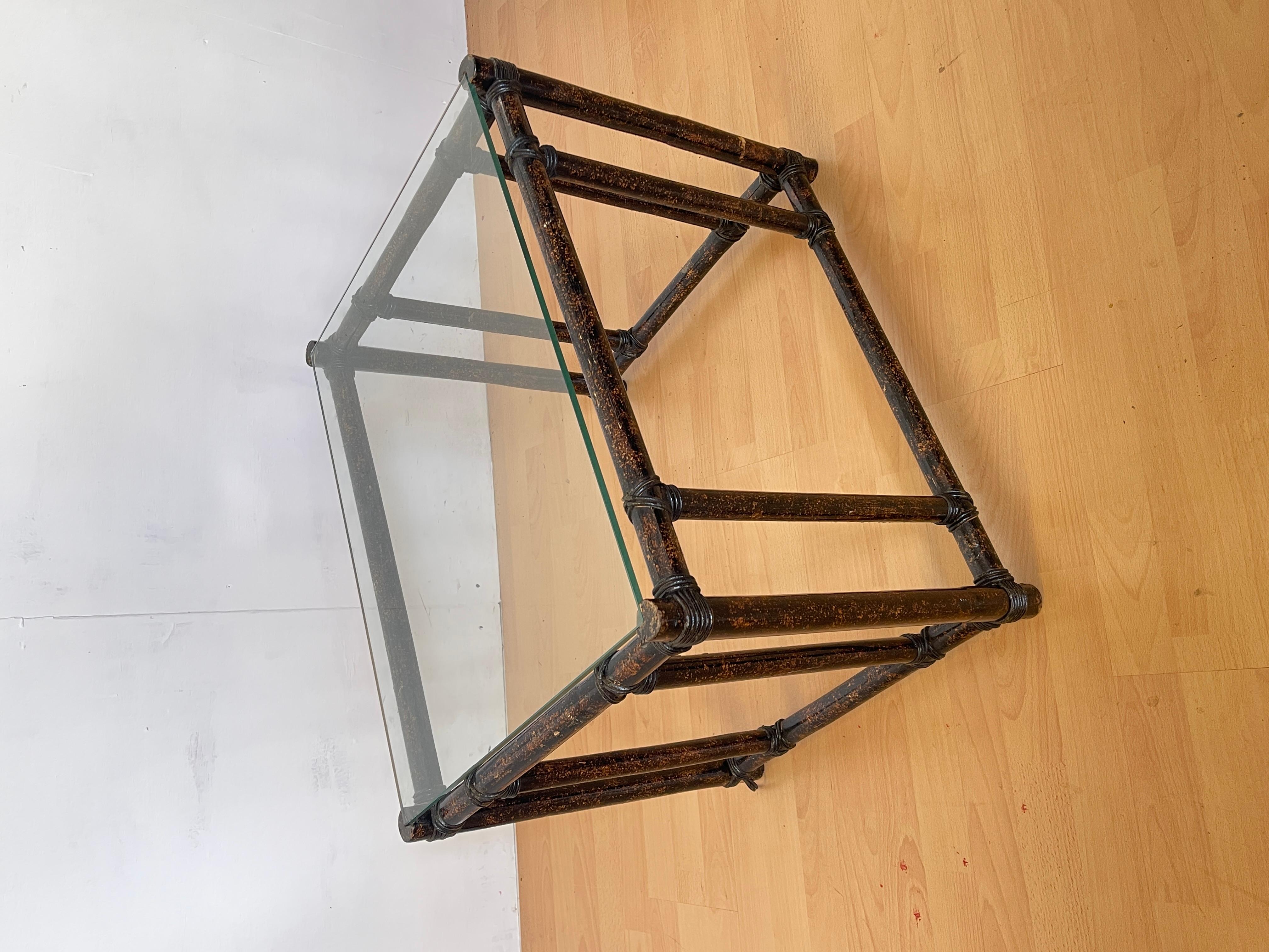 Table basse en bambou avec plateau en verre 