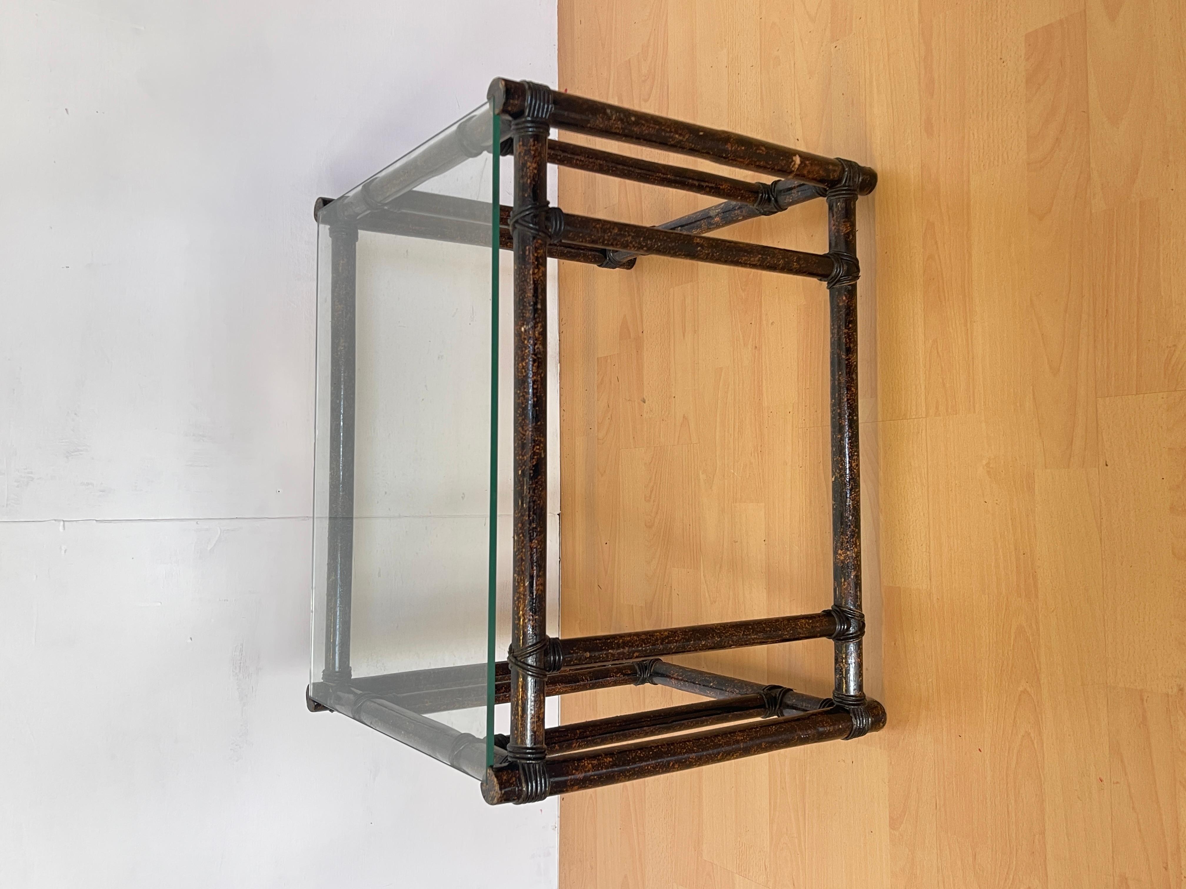 Mid-20th Century Table basse en bambou avec plateau en verre 