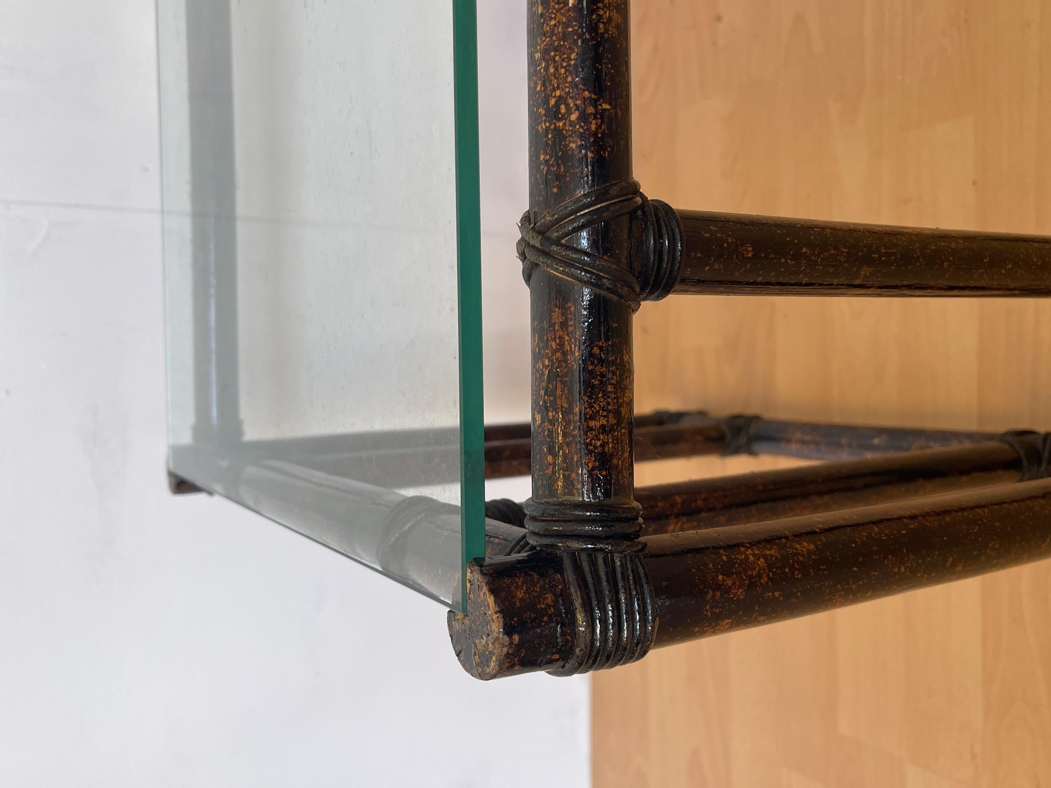 Table basse en bambou avec plateau en verre 