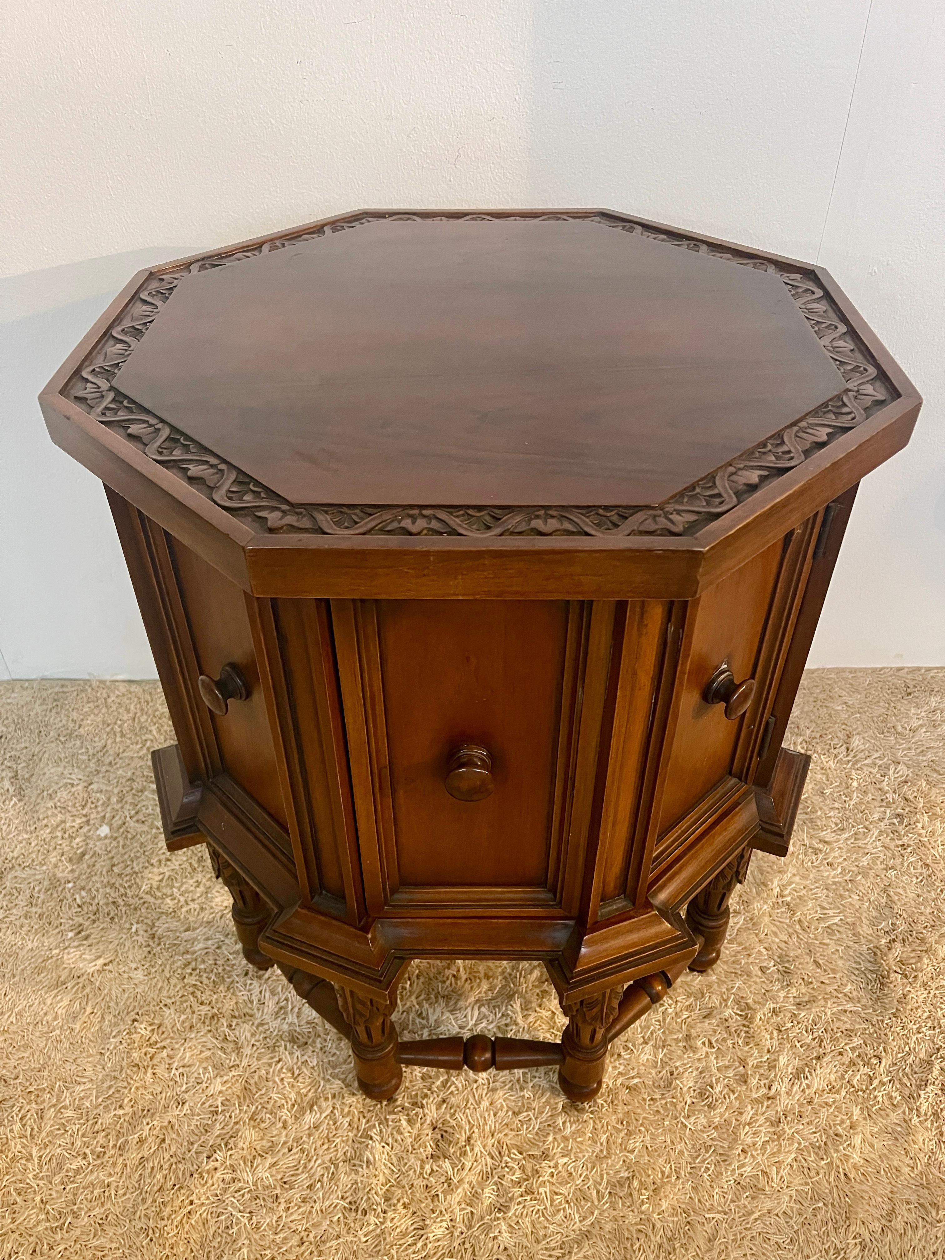 Mesa de centro de madera con 2 puertas de estilo clásico italiano de los años 80 en venta 3
