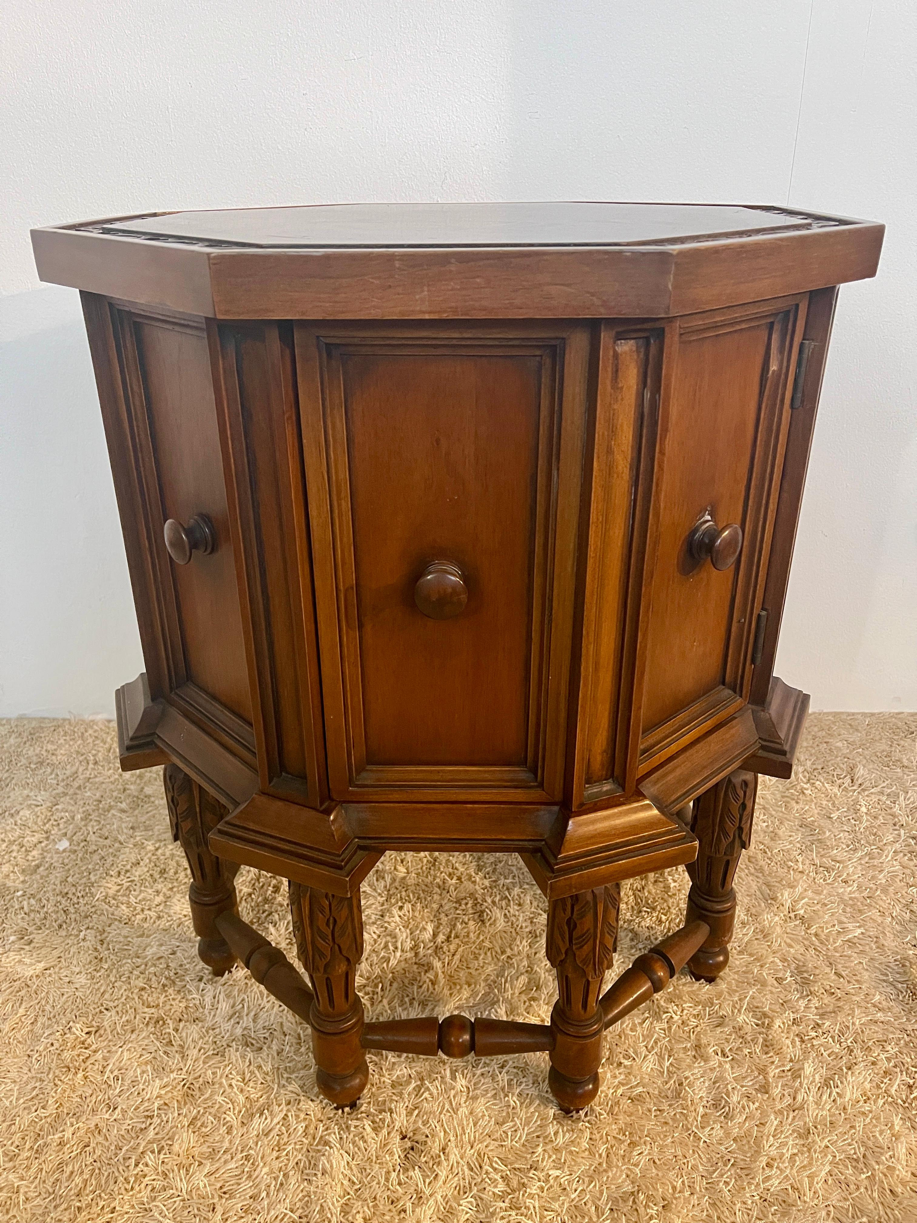 Mesa de centro de madera con 2 puertas de estilo clásico italiano de los años 80 en venta 5