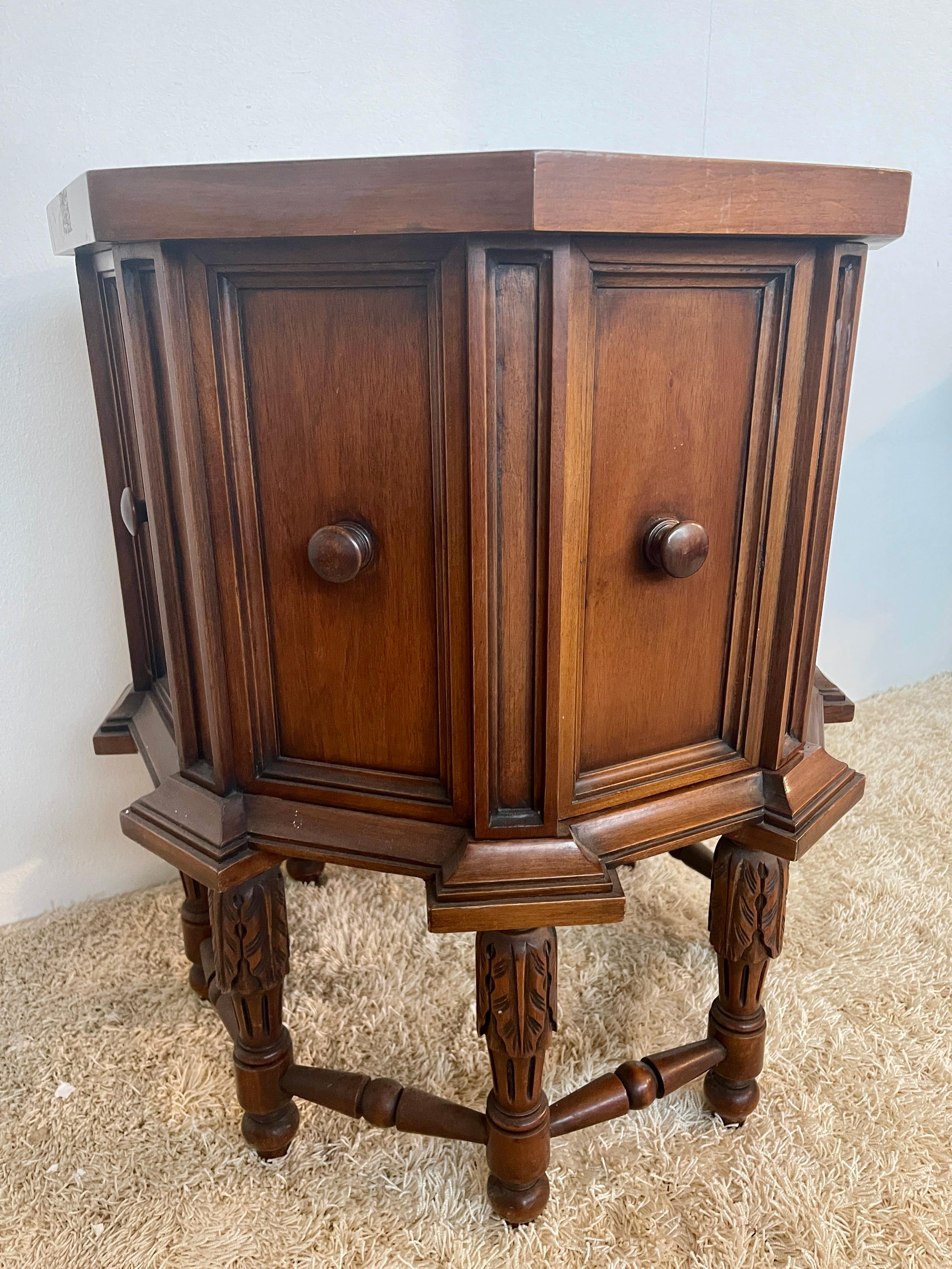 Mesa de centro de madera con 2 puertas de estilo clásico italiano de los años 80 Otro en venta