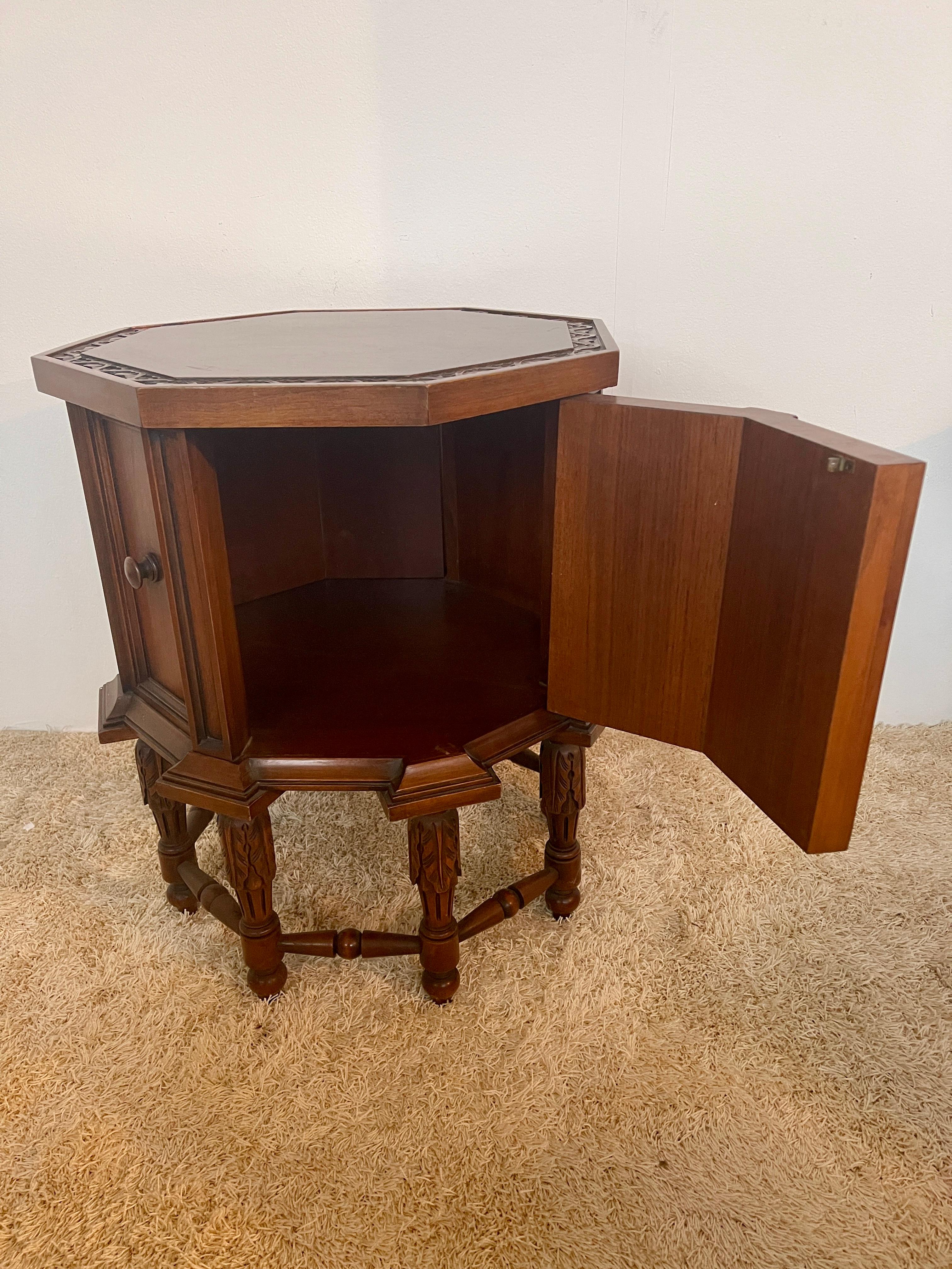 Mesa de centro de madera con 2 puertas de estilo clásico italiano de los años 80 en Bueno estado para la venta en Cantù, IT