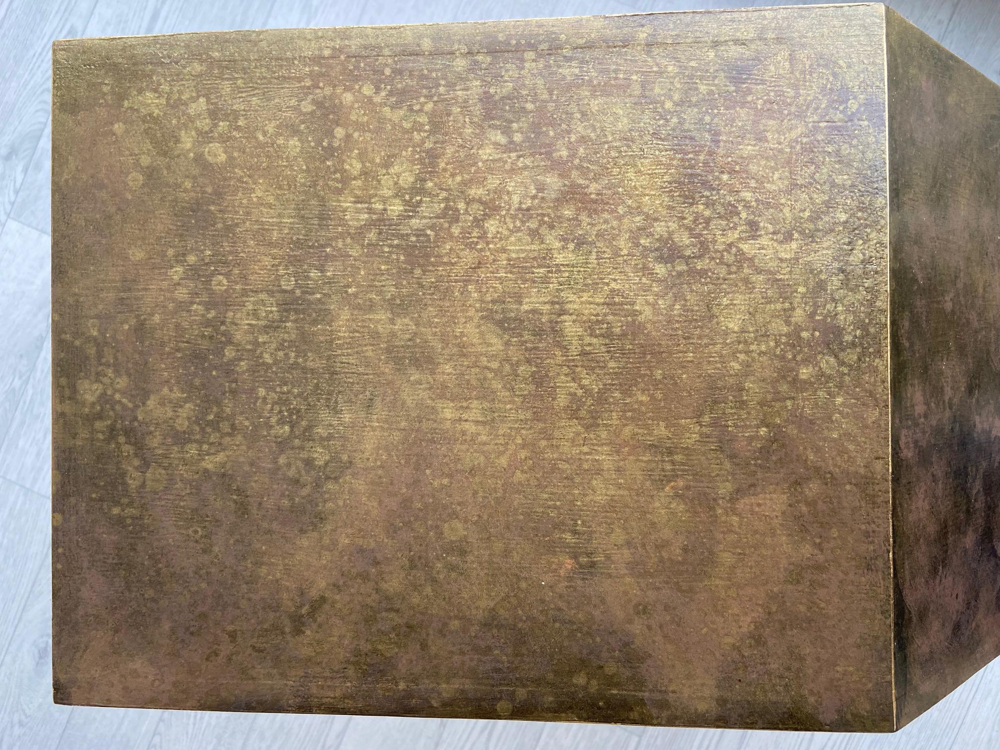 Tavolino in Legno con finitura Metallica color Bronzo fatto a mano da Cupioli in vendita 3