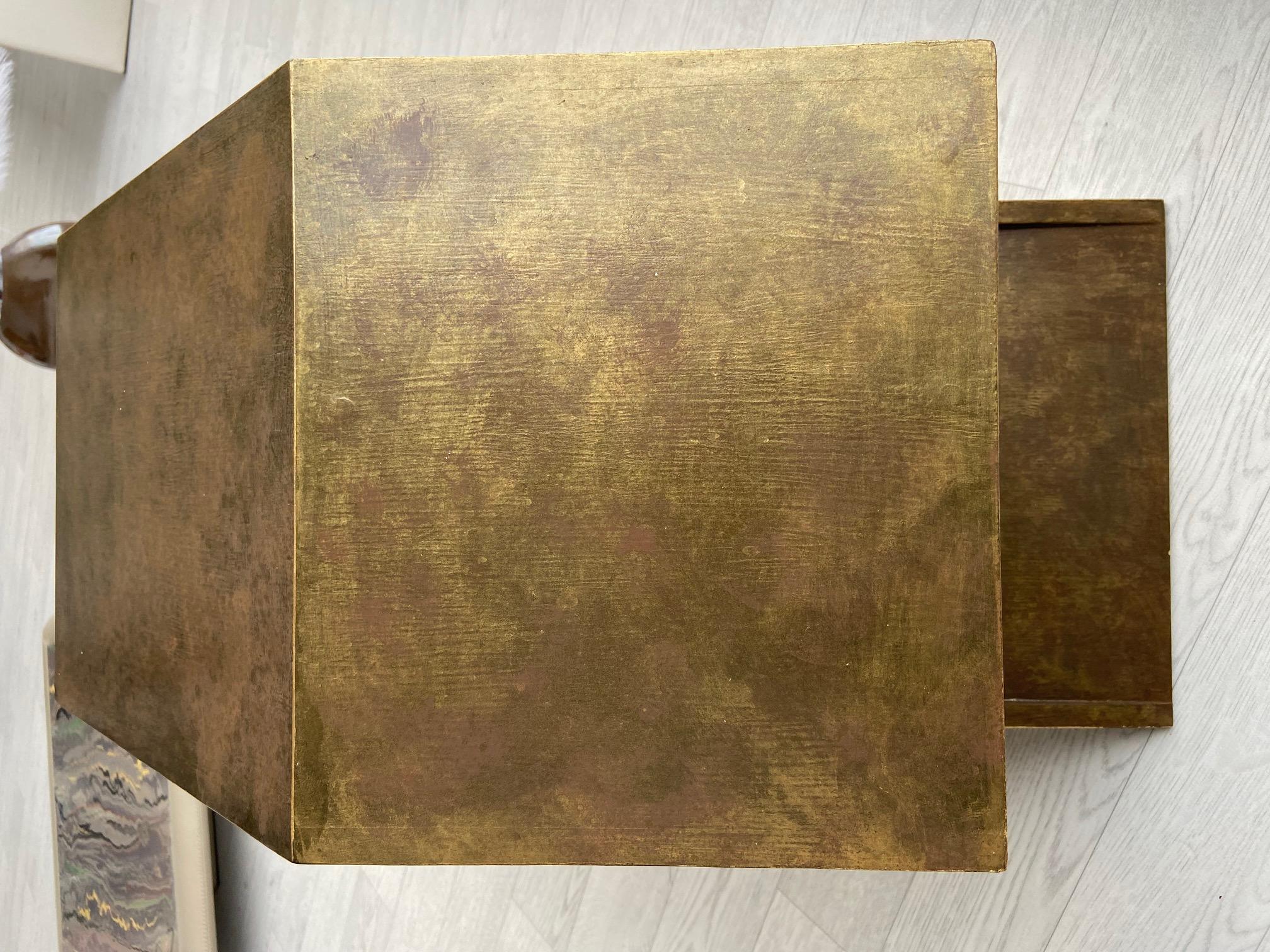 Tavolino in Legno con finitura Metallica color Bronzo fatto a mano da Cupioli in vendita 1
