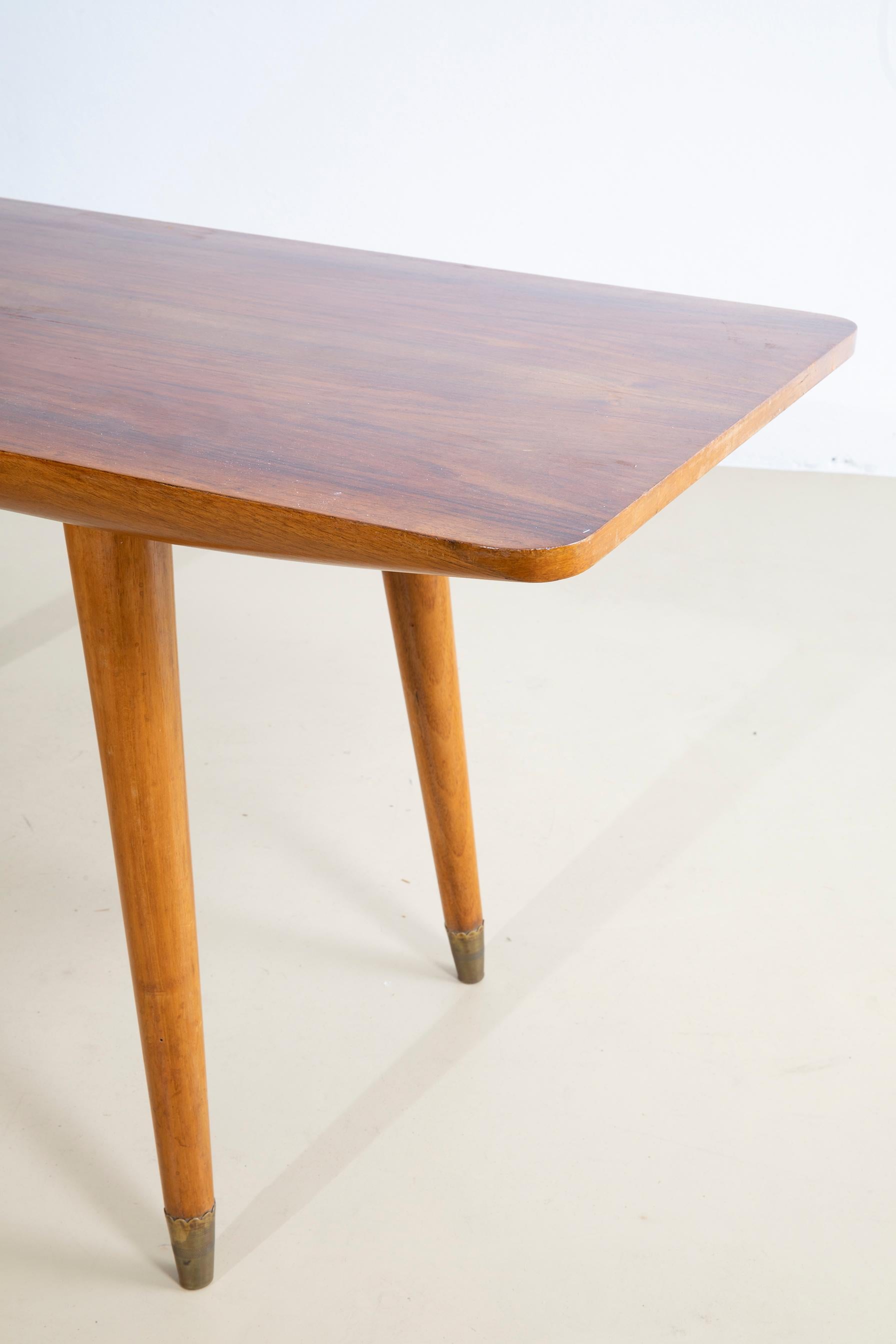 Mesa de centro de madera con remates de latón, Italia Años 50 Moderno de mediados de siglo en venta