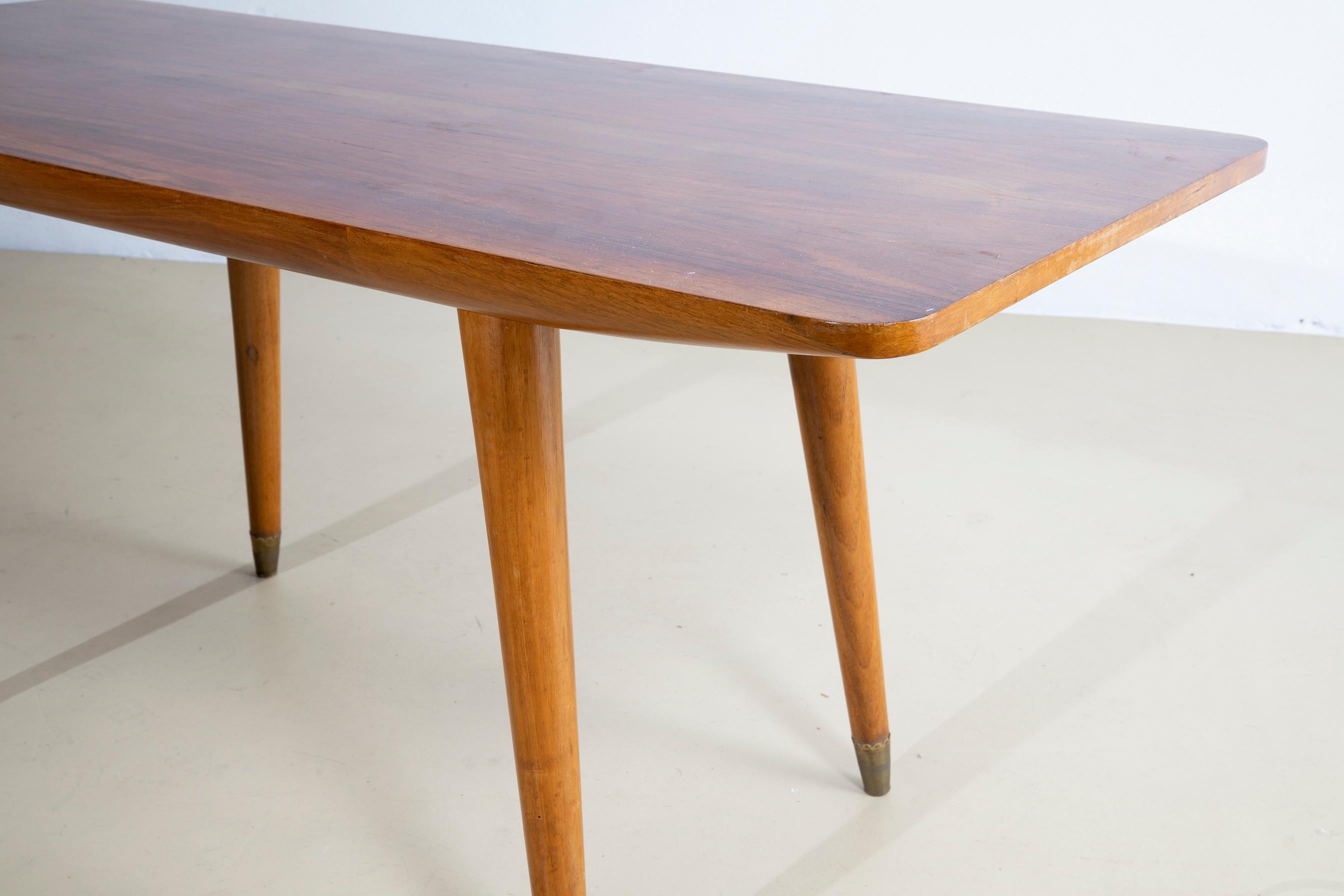 Mesa de centro de madera con remates de latón, Italia Años 50 Italian en venta