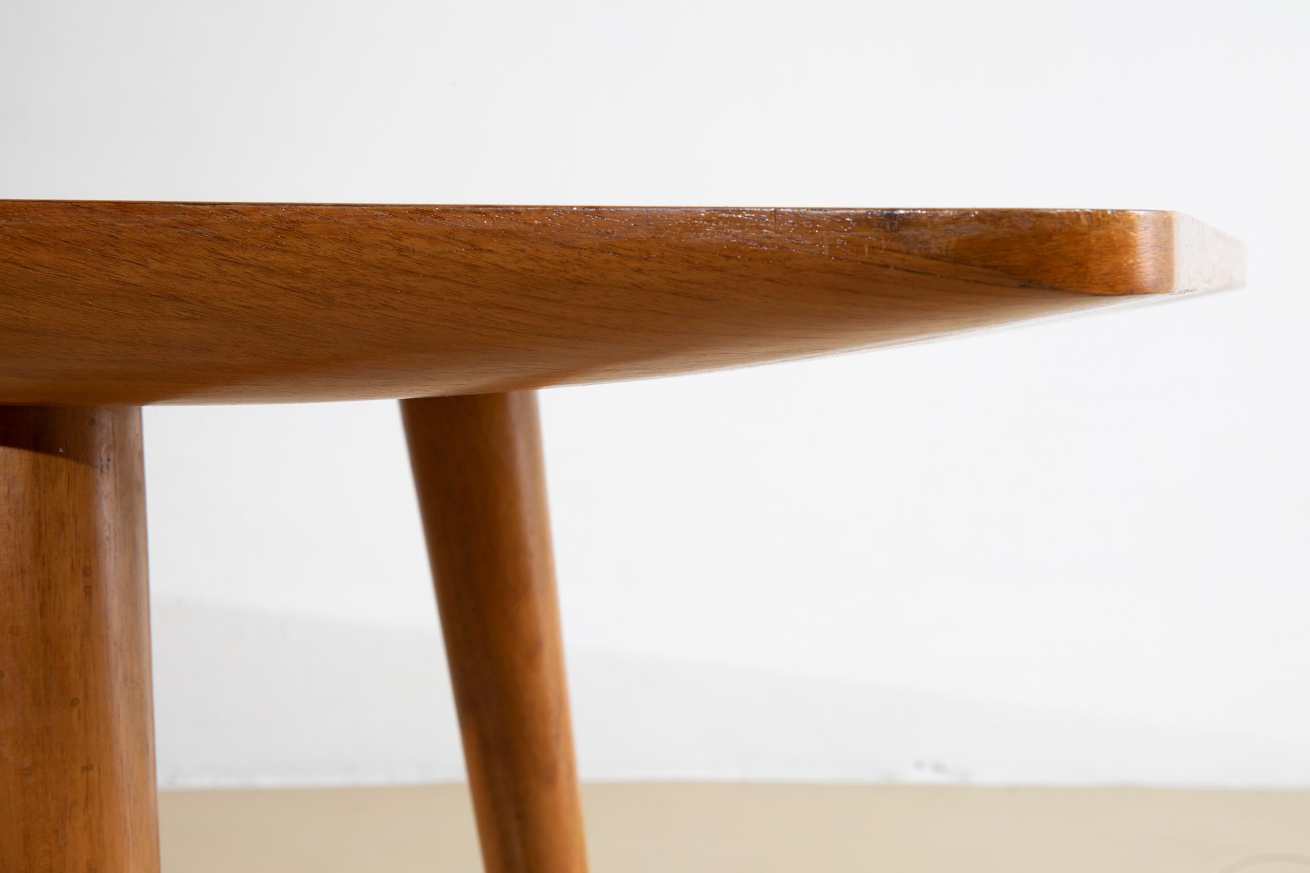 Mesa de centro de madera con remates de latón, Italia Años 50 Mid-20th Century en venta