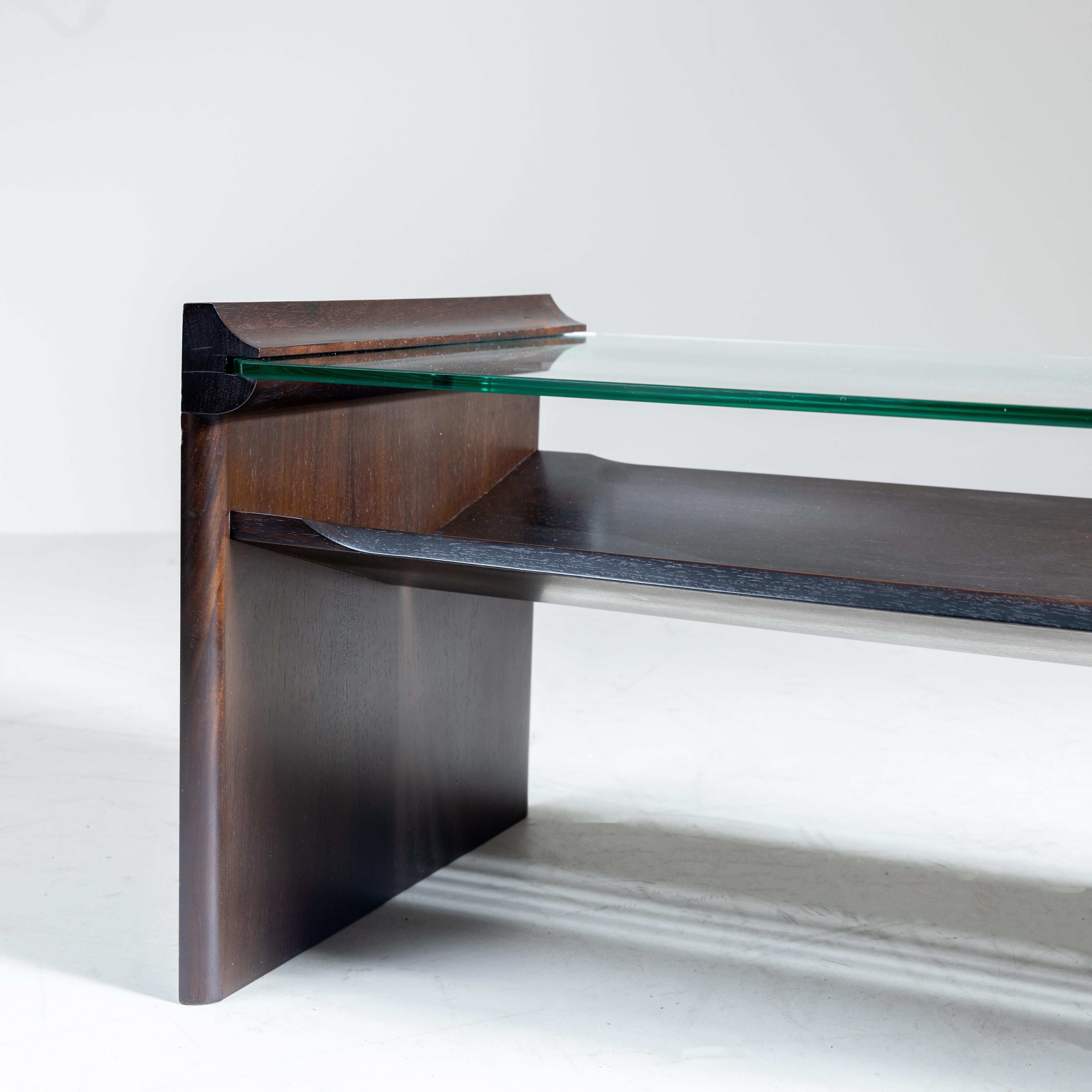 Table basse en bois et verre 