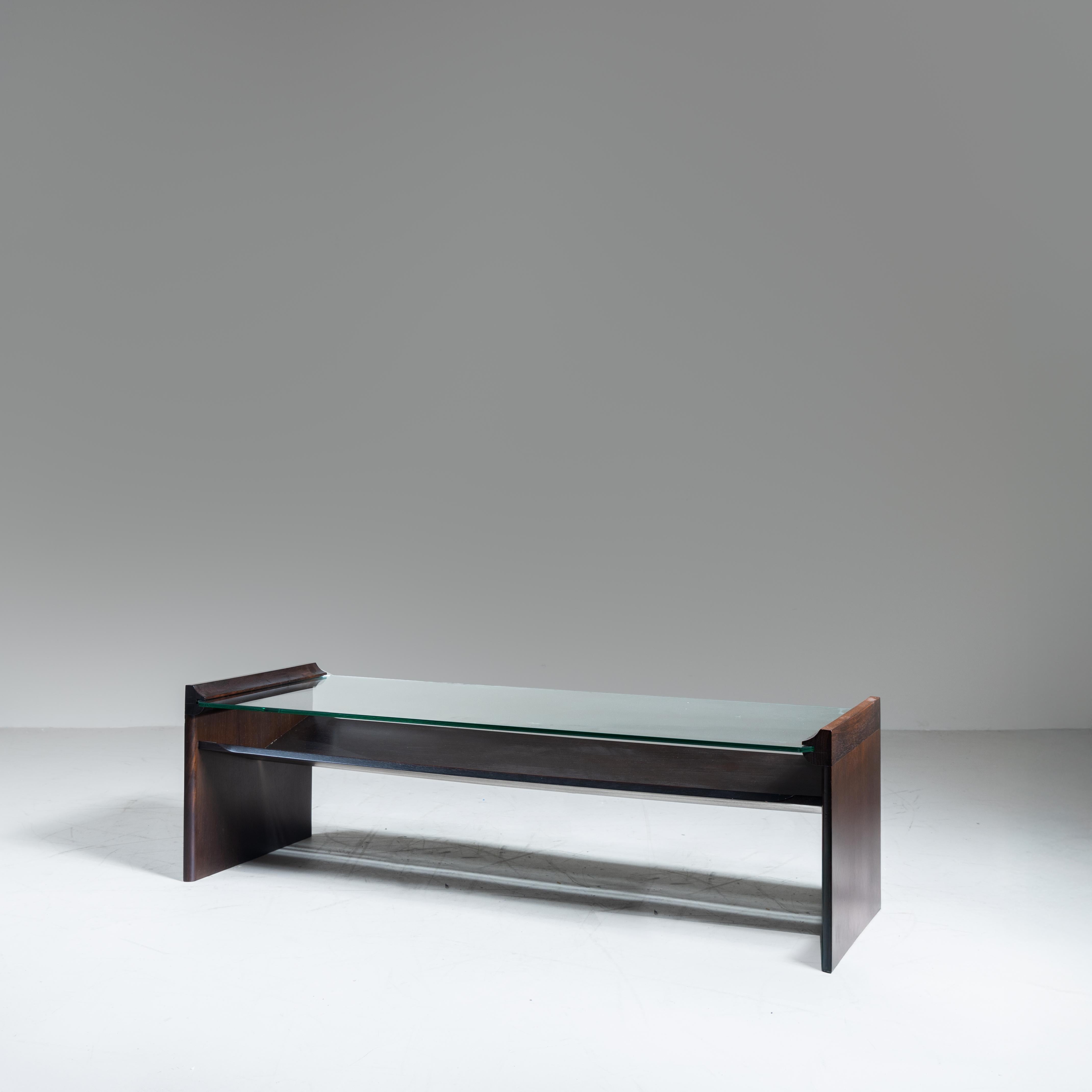Table basse en bois et verre 
