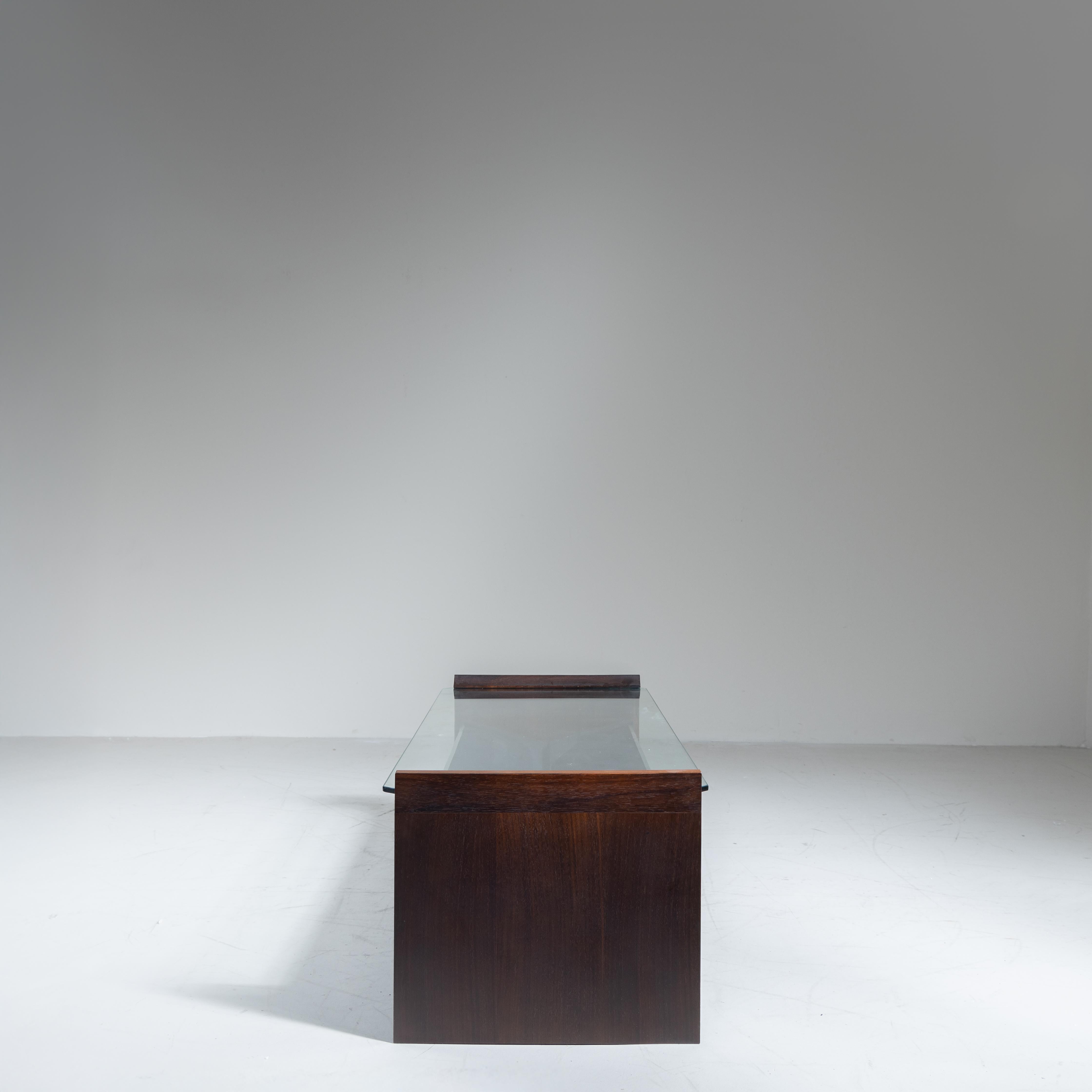 Late 20th Century Table basse en bois et verre 