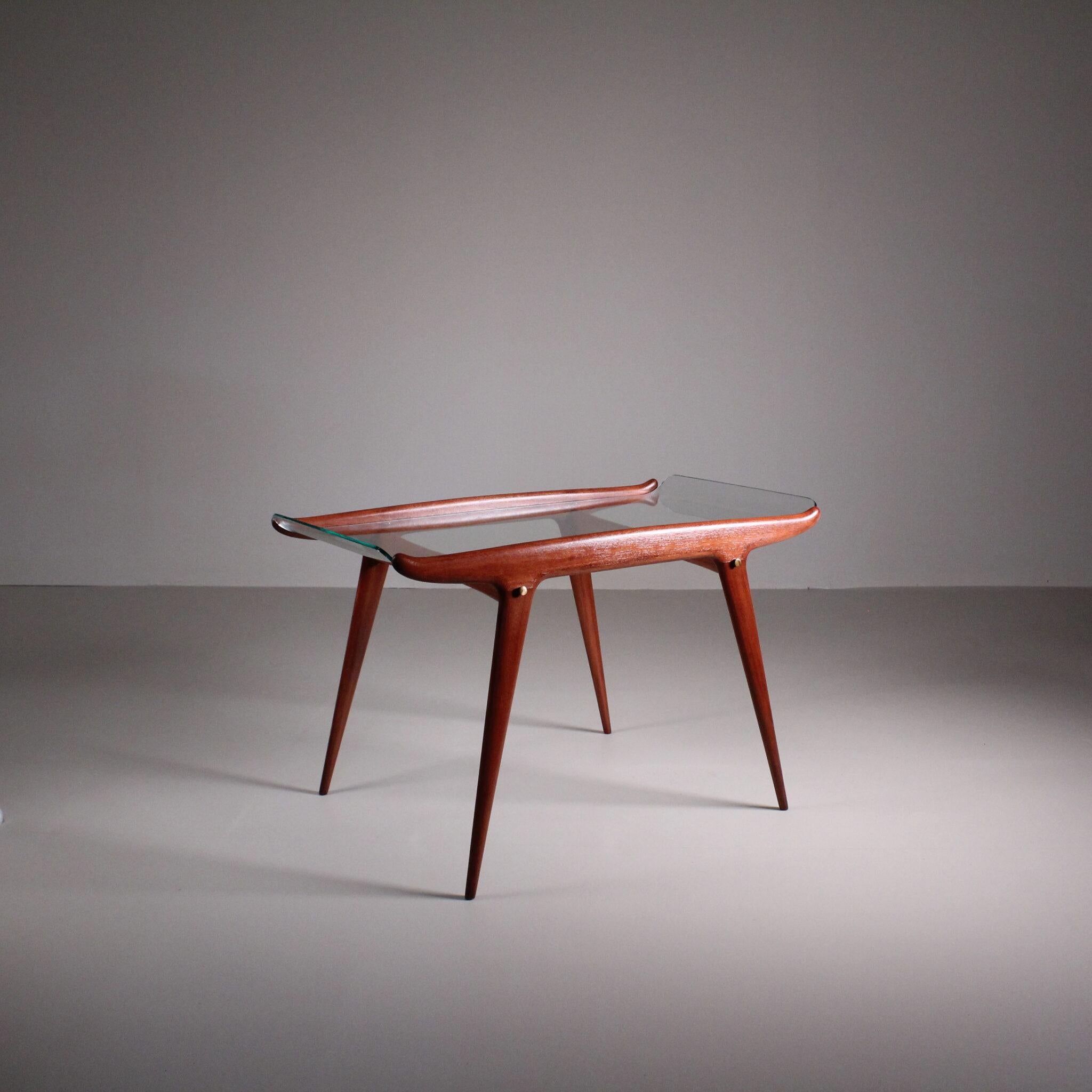 Tavolino in legno e vetro, Carlo De Carli, 1950
Condizioni: Molto Buone
Materiali: Legno, Vetro
Epoca: 1950
Misure: 81x46x52 cm