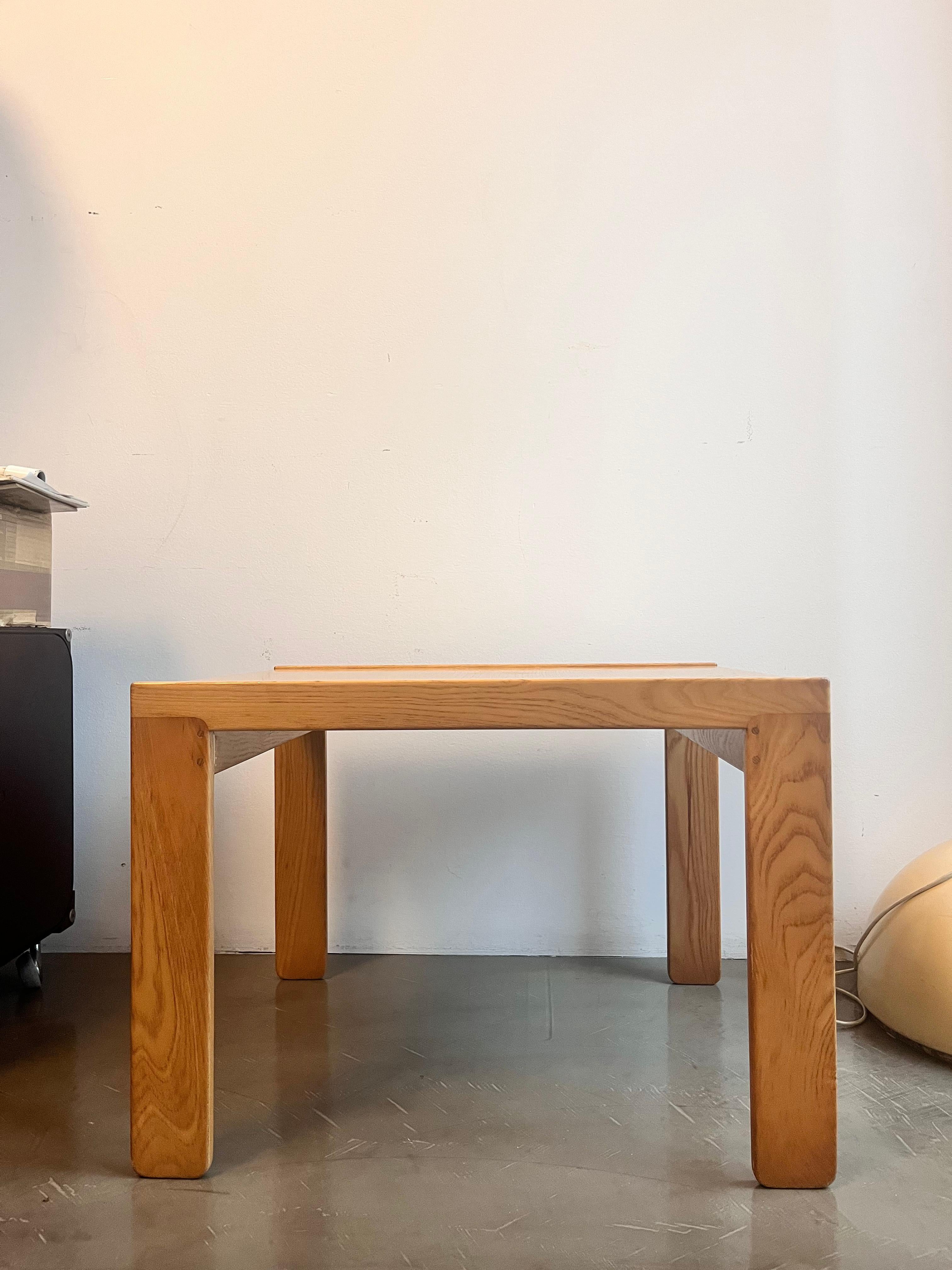 Table d'appoint originale modèle 777 en bois de hêtre. La table a été conçue par Afra et Tobia Scarpa et fait partie d'un trio de tables de différentes hauteurs.

La table est en bon état dans toutes ses parties avec de petites marques sur la
