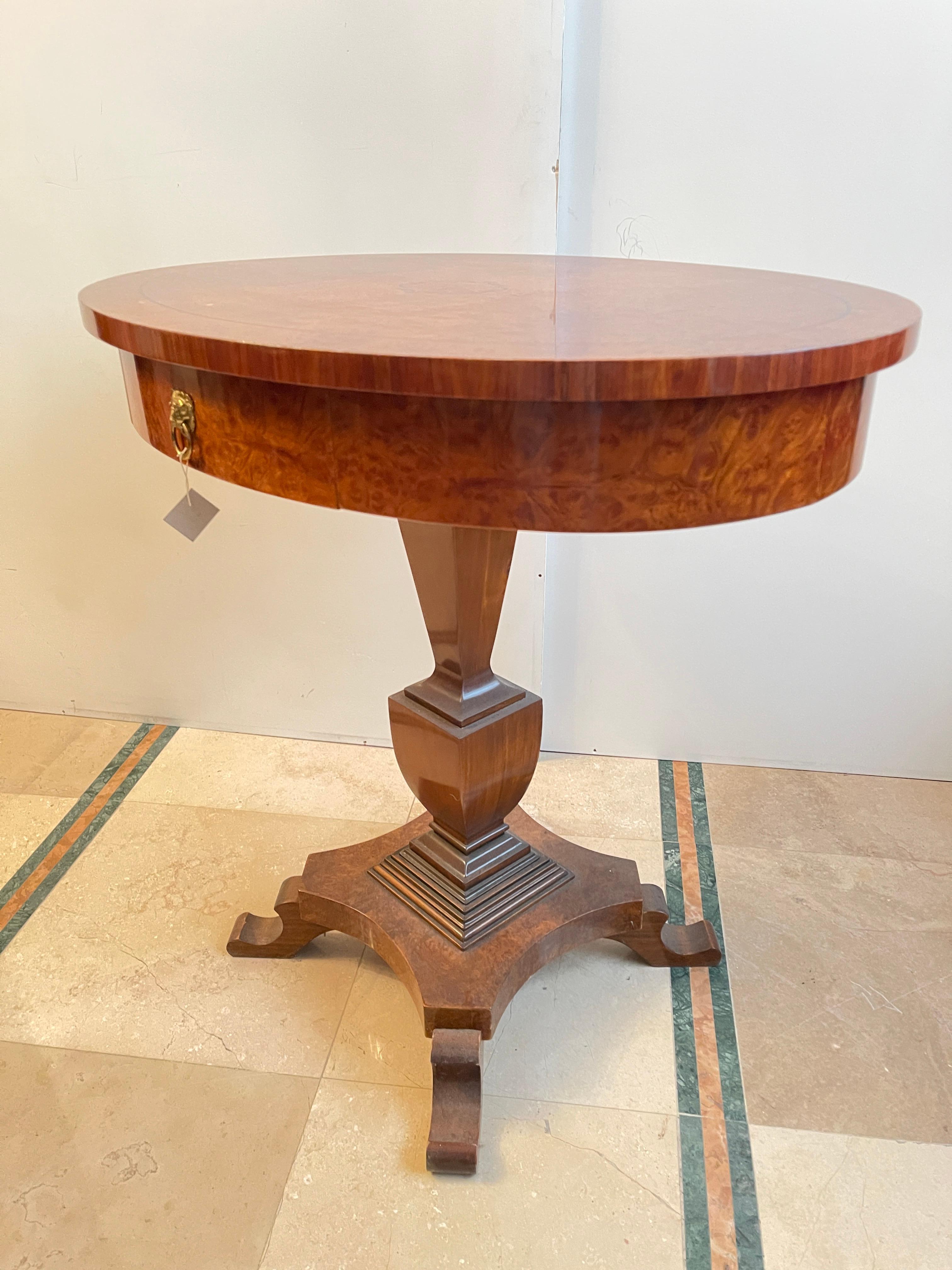 Italienischer Couchtisch im Biedermeier-Stil aus dem 20 (Handgefertigt) im Angebot