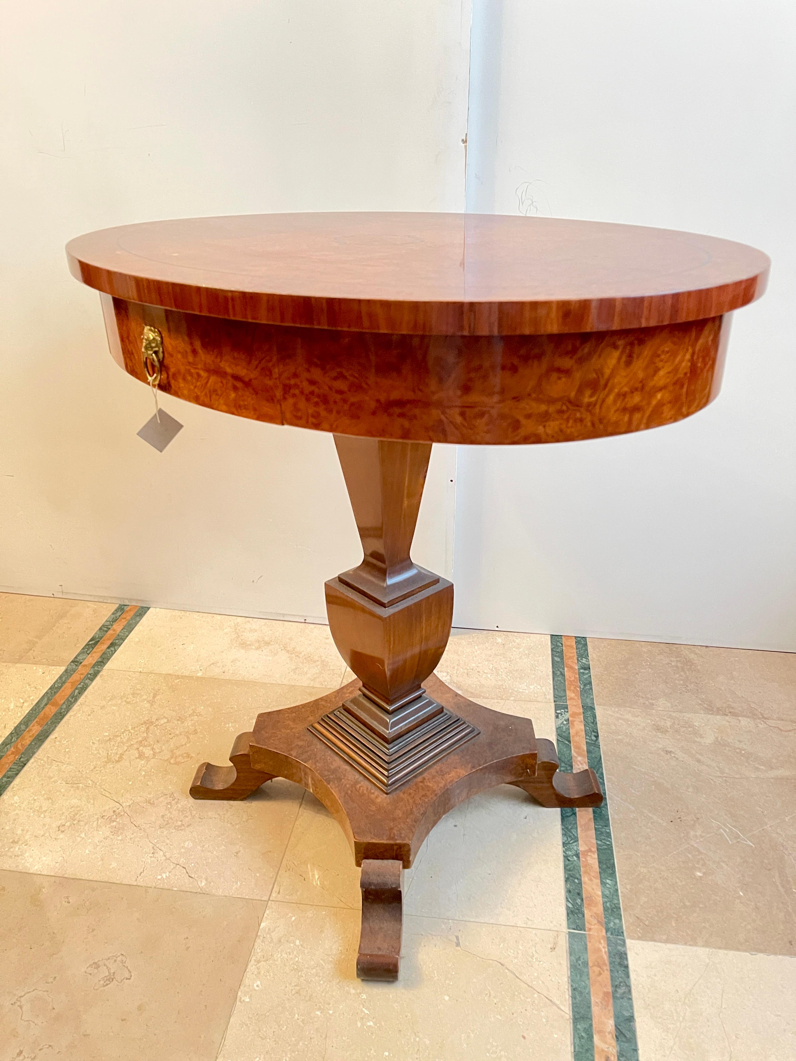 Italienischer Couchtisch im Biedermeier-Stil aus dem 20 (20th Century) im Angebot