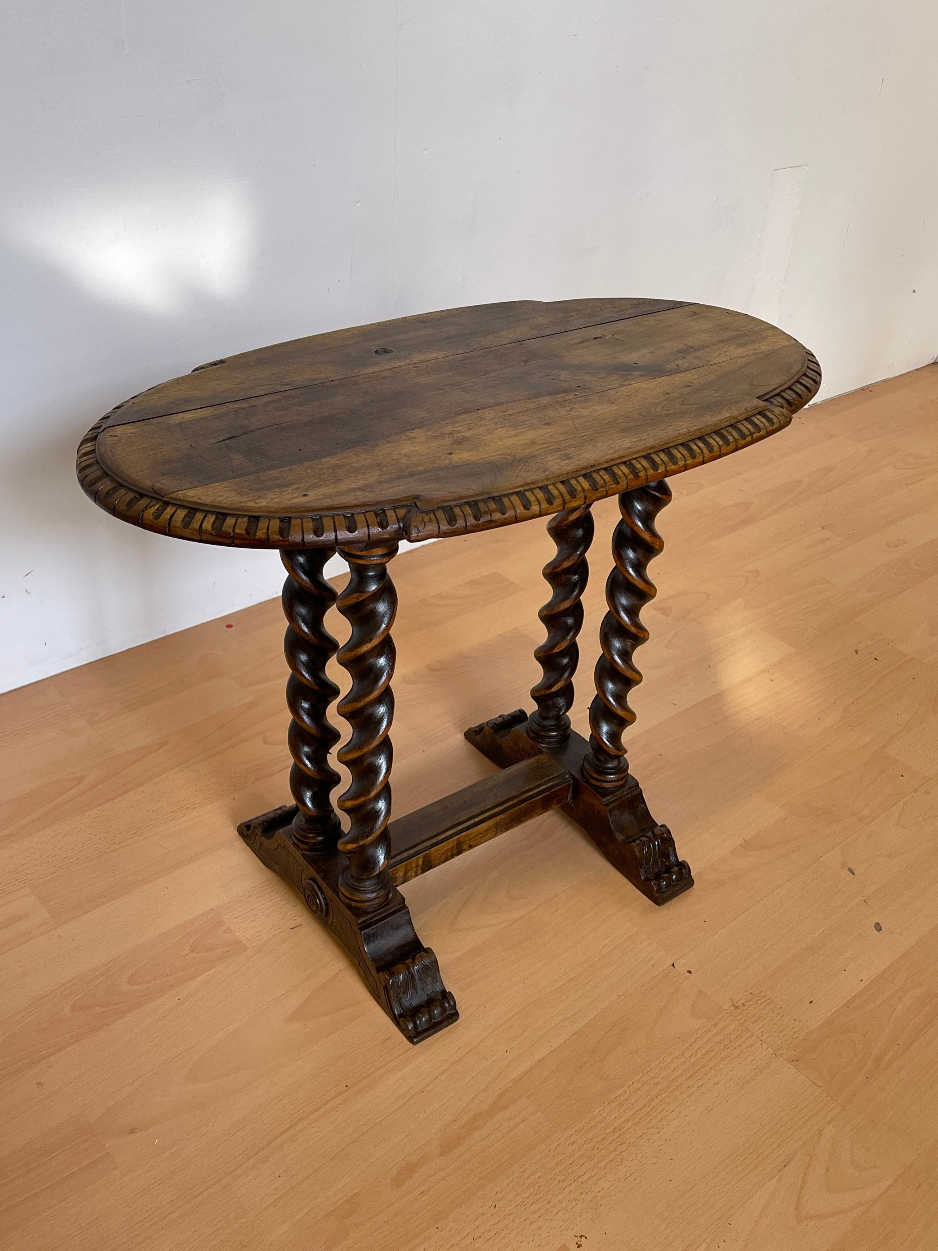 Neoclassico Tavolino in legno tornito con piano ovale intagliato, Italia, anni '40. in vendita
