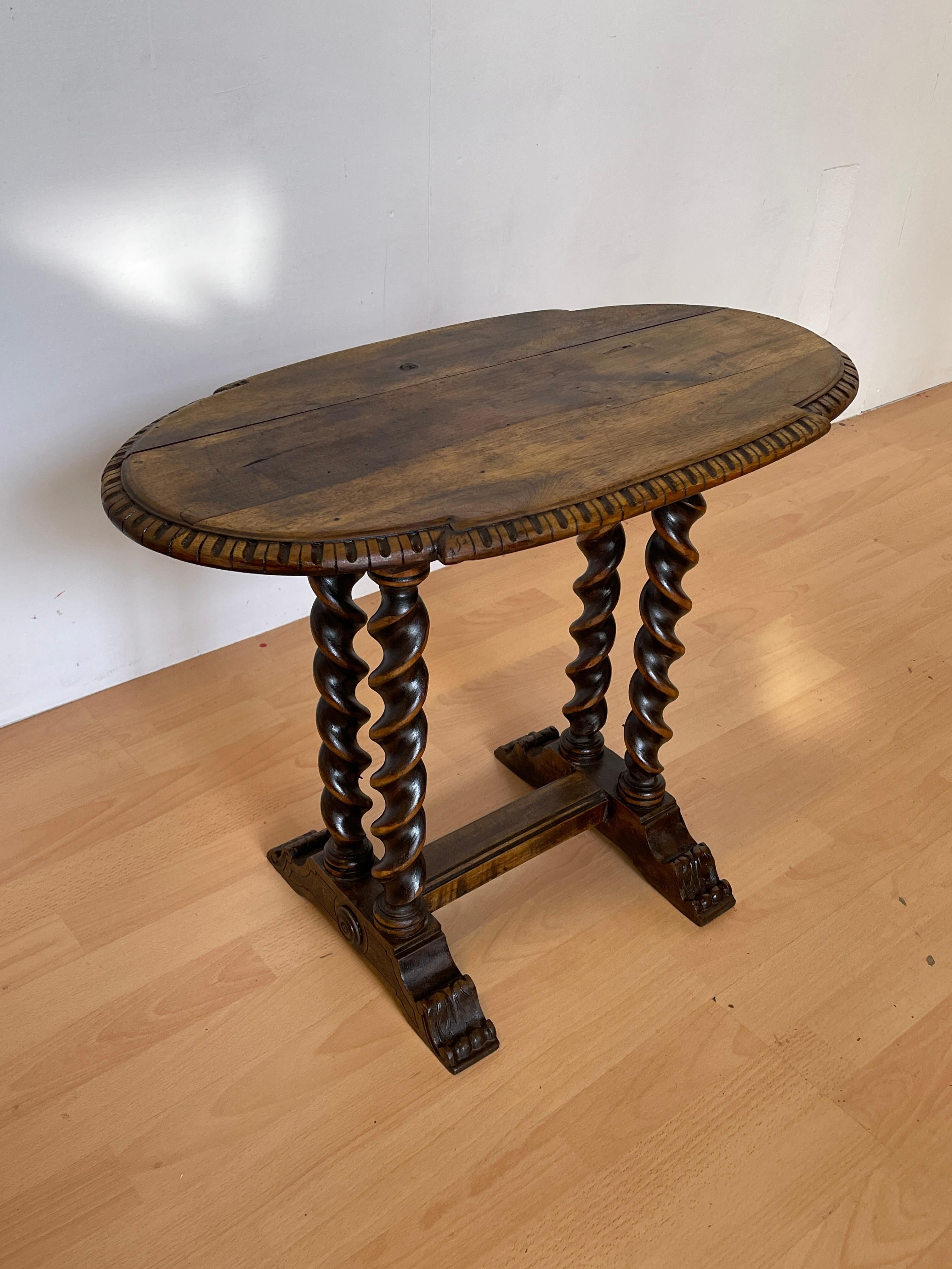 Italian Tavolino in legno tornito con piano ovale intagliato, Italia, anni '40. in vendita
