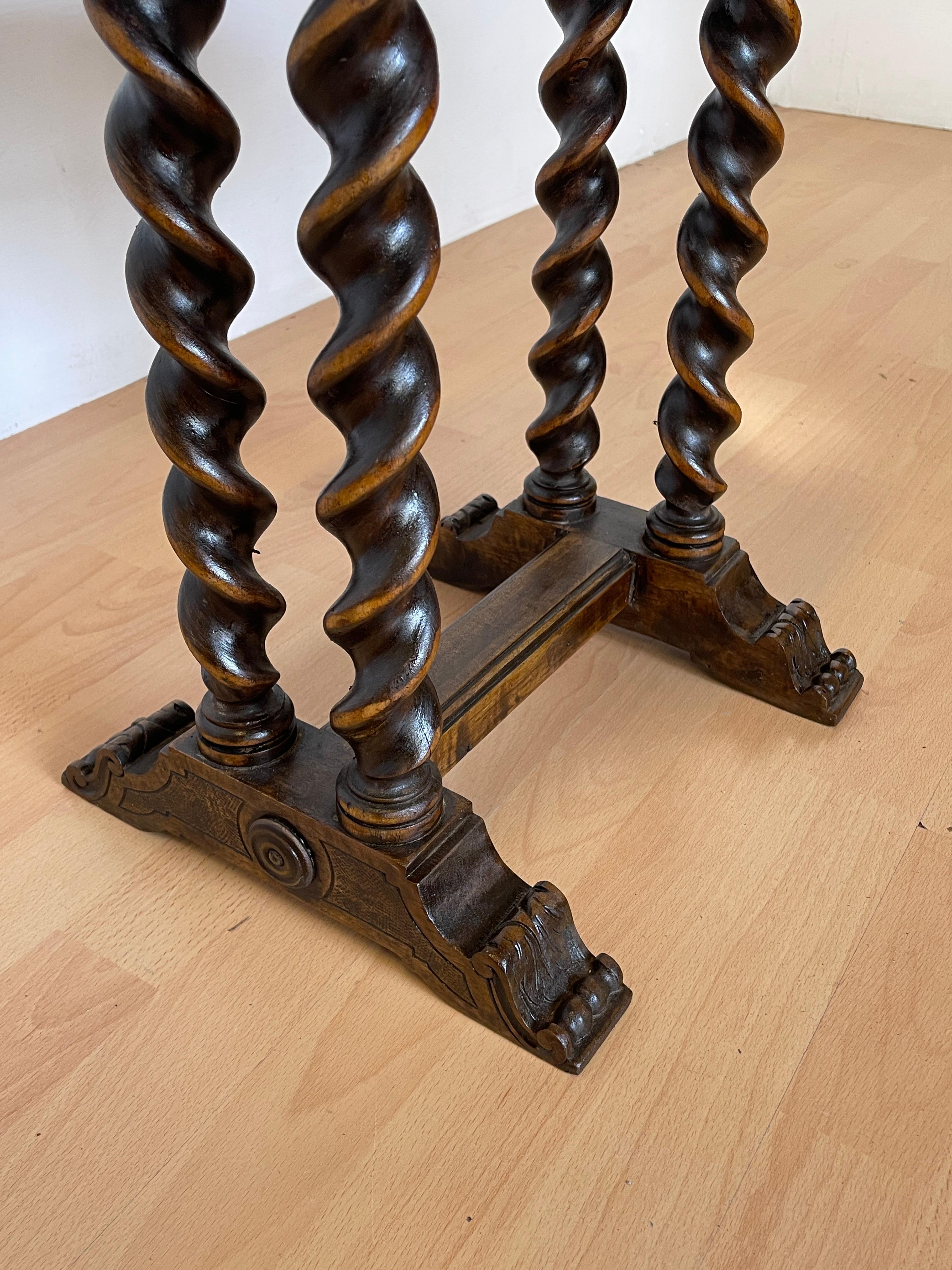 Fatto a mano Tavolino in legno tornito con piano ovale intagliato, Italia, anni '40. in vendita