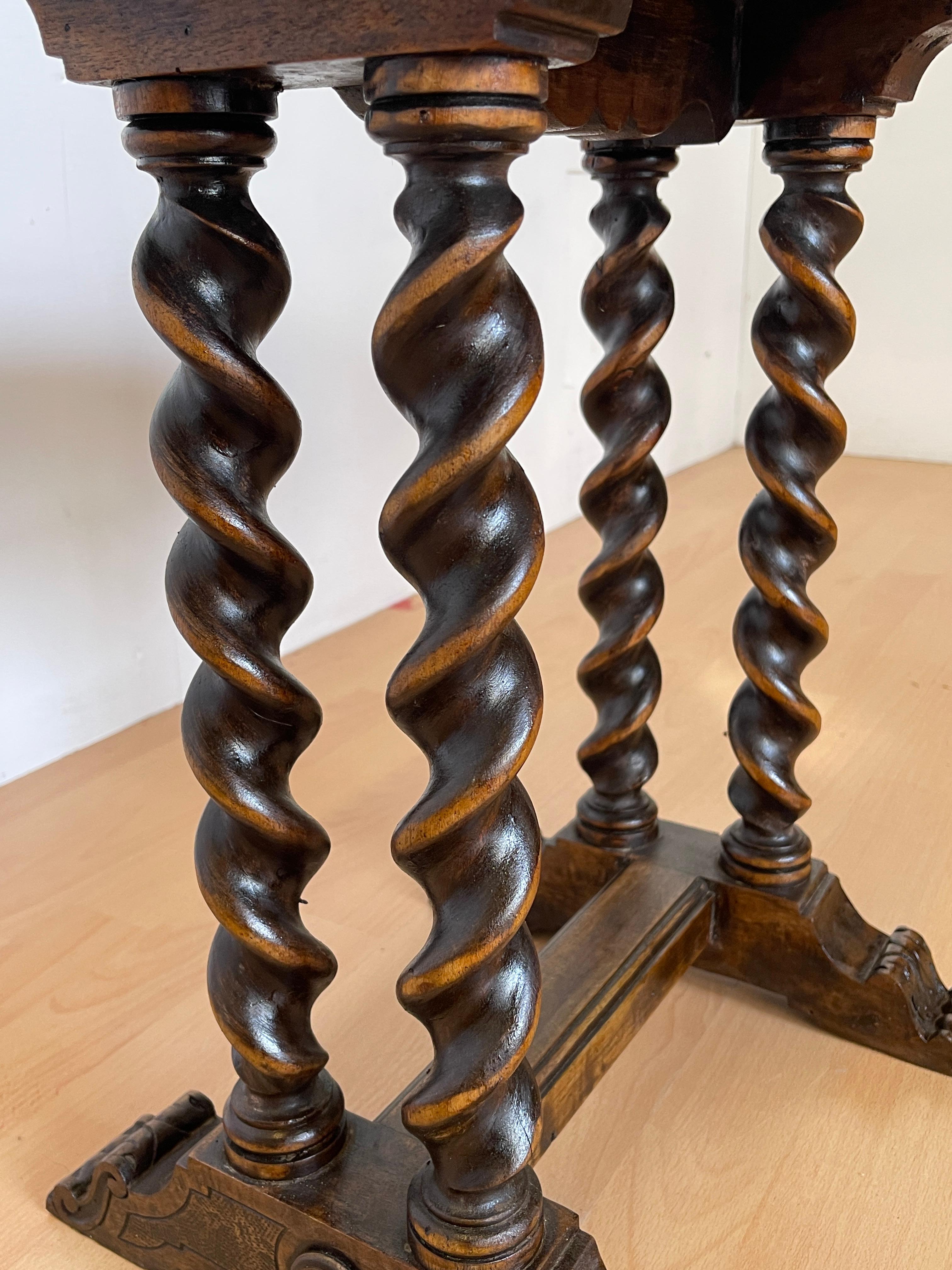 Tavolino in legno tornito con piano ovale intagliato, Italia, anni '40. In condizioni buone in vendita a Cantù, IT