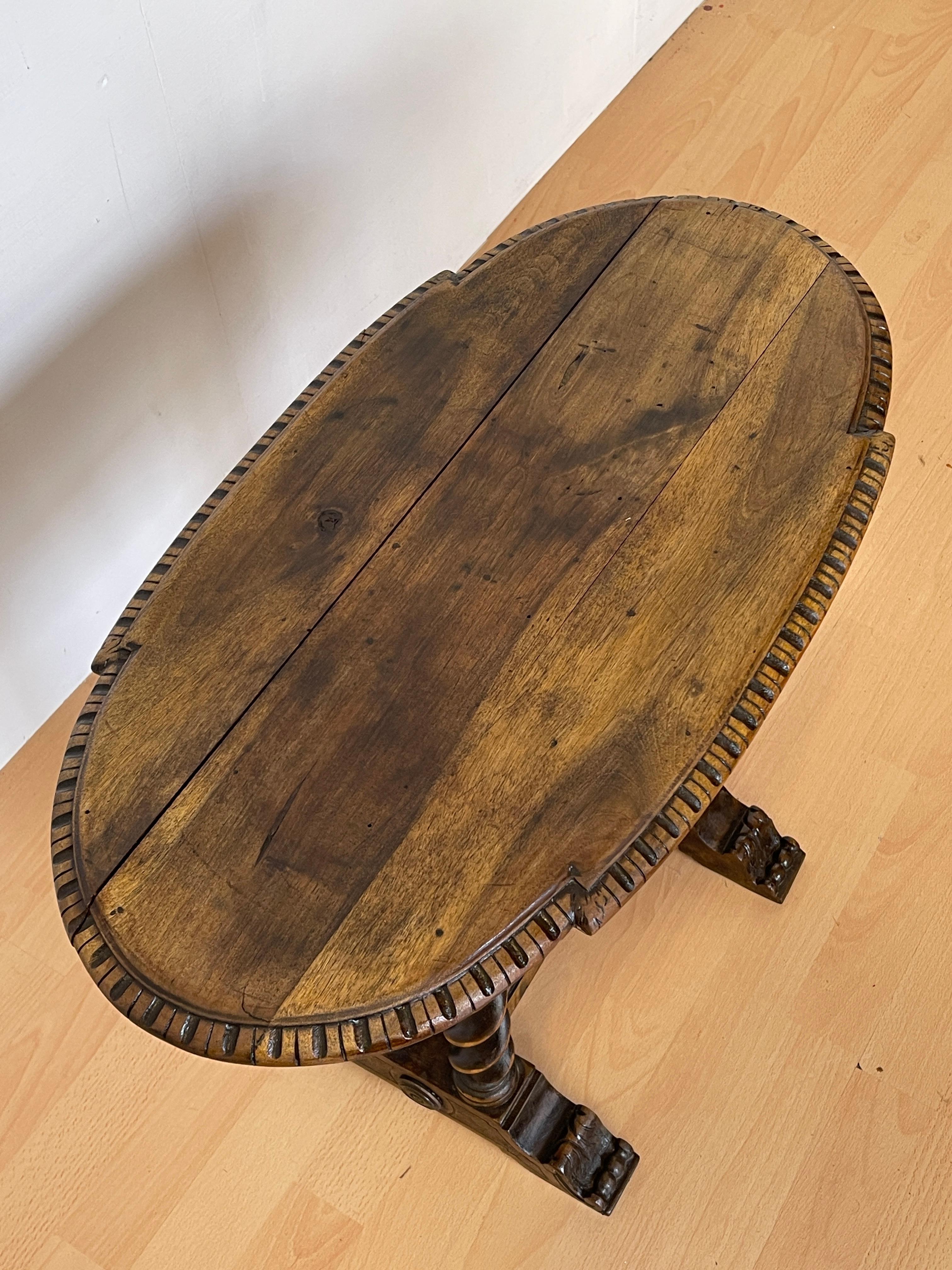 20th Century Tavolino in legno tornito con piano ovale intagliato, Italia, anni '40. in vendita
