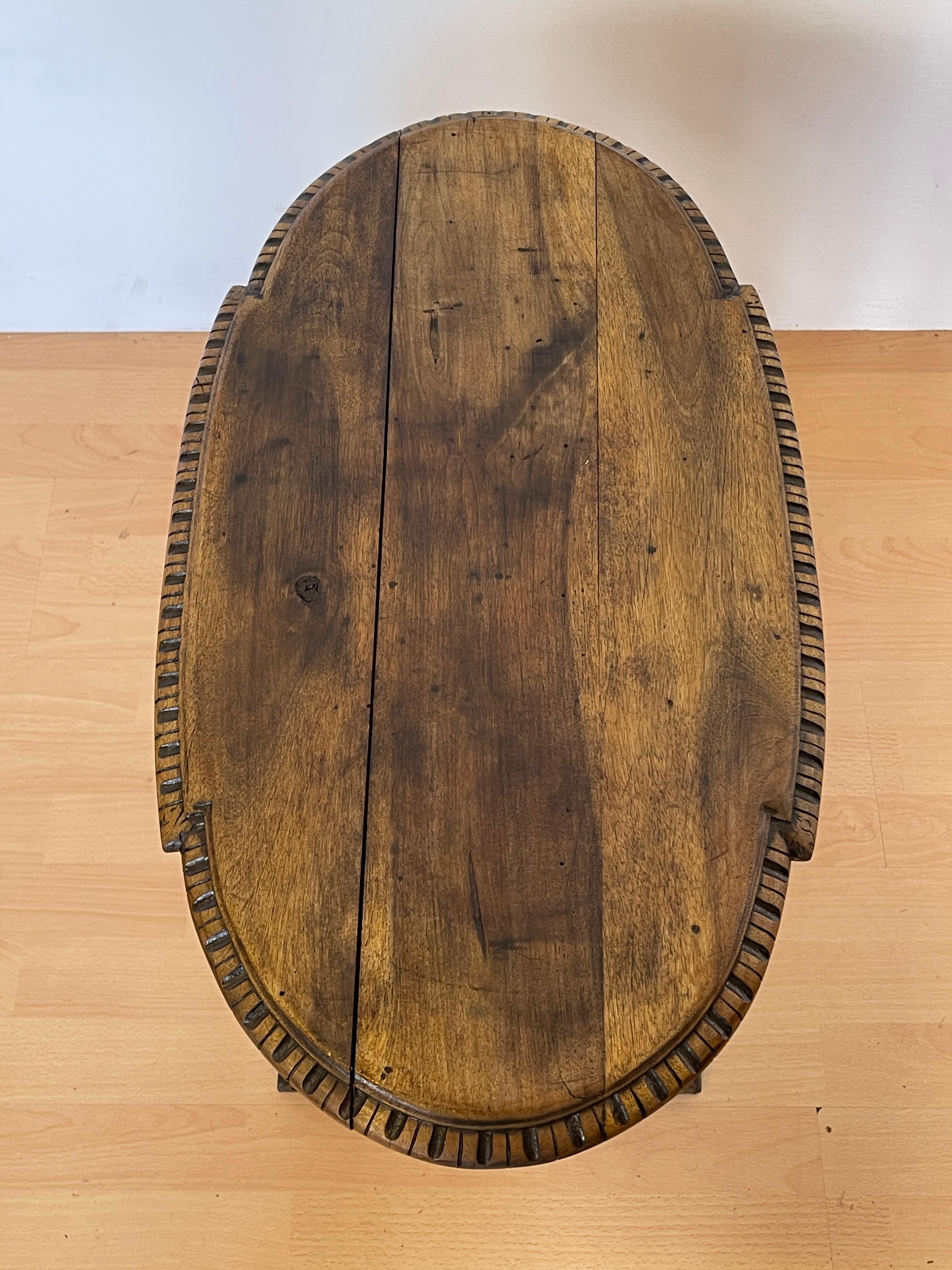 Legno Tavolino in legno tornito con piano ovale intagliato, Italia, anni '40. in vendita