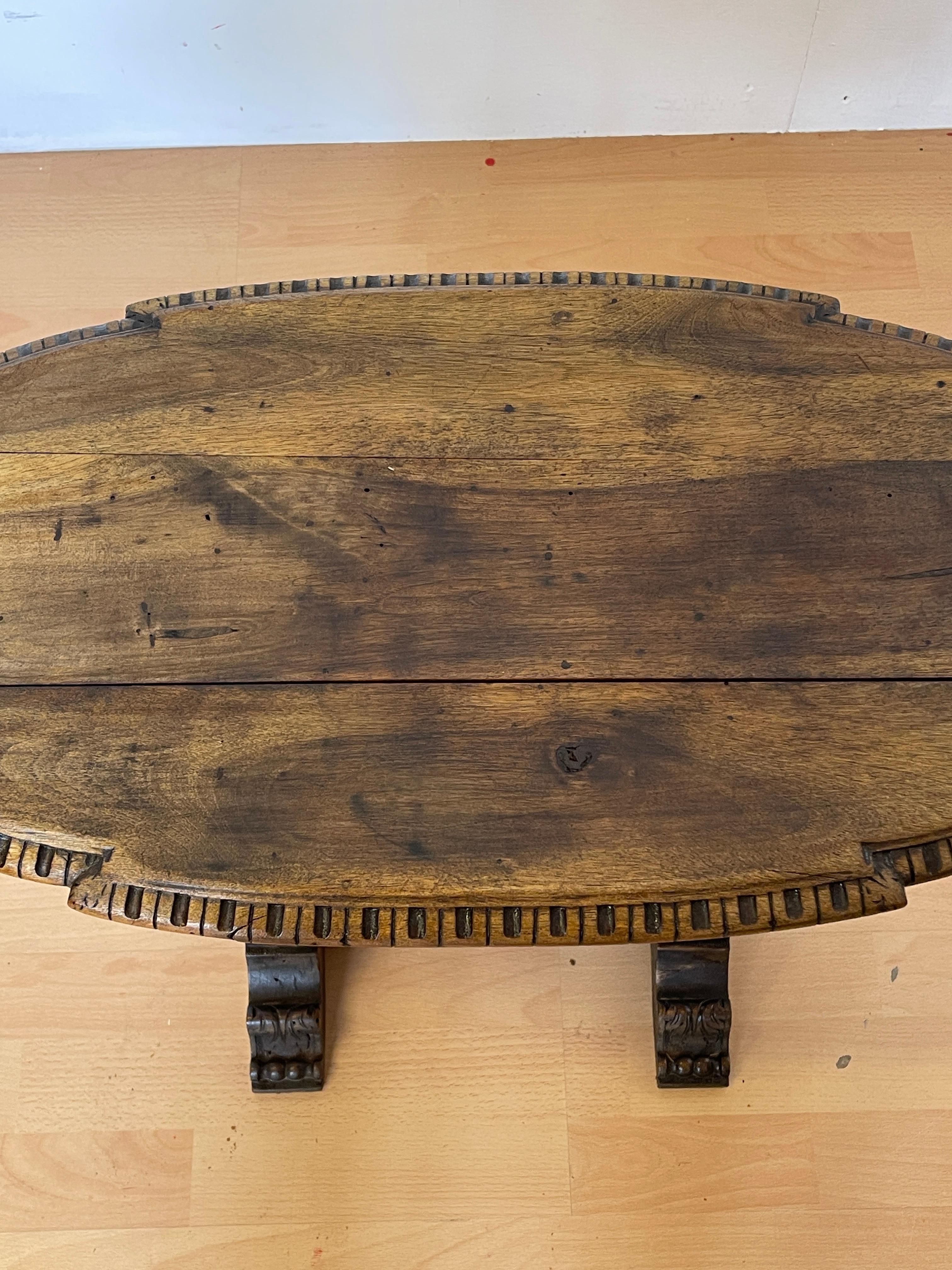 Tavolino in legno tornito con piano ovale intagliato, Italia, anni '40. in vendita 1