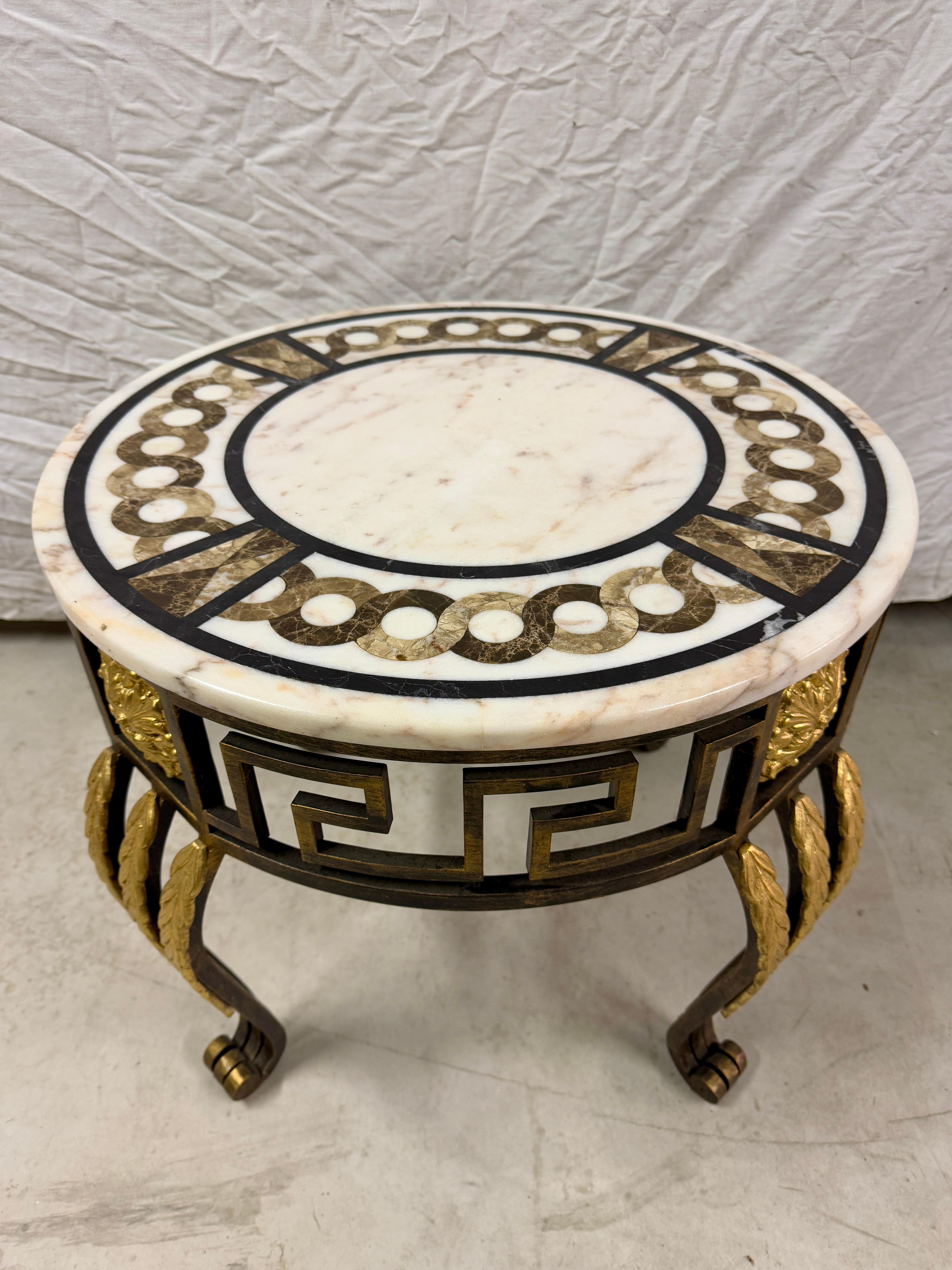 Table basse circulaire en marbre avec base en fer et bronze 20e siècle italien en vente 3