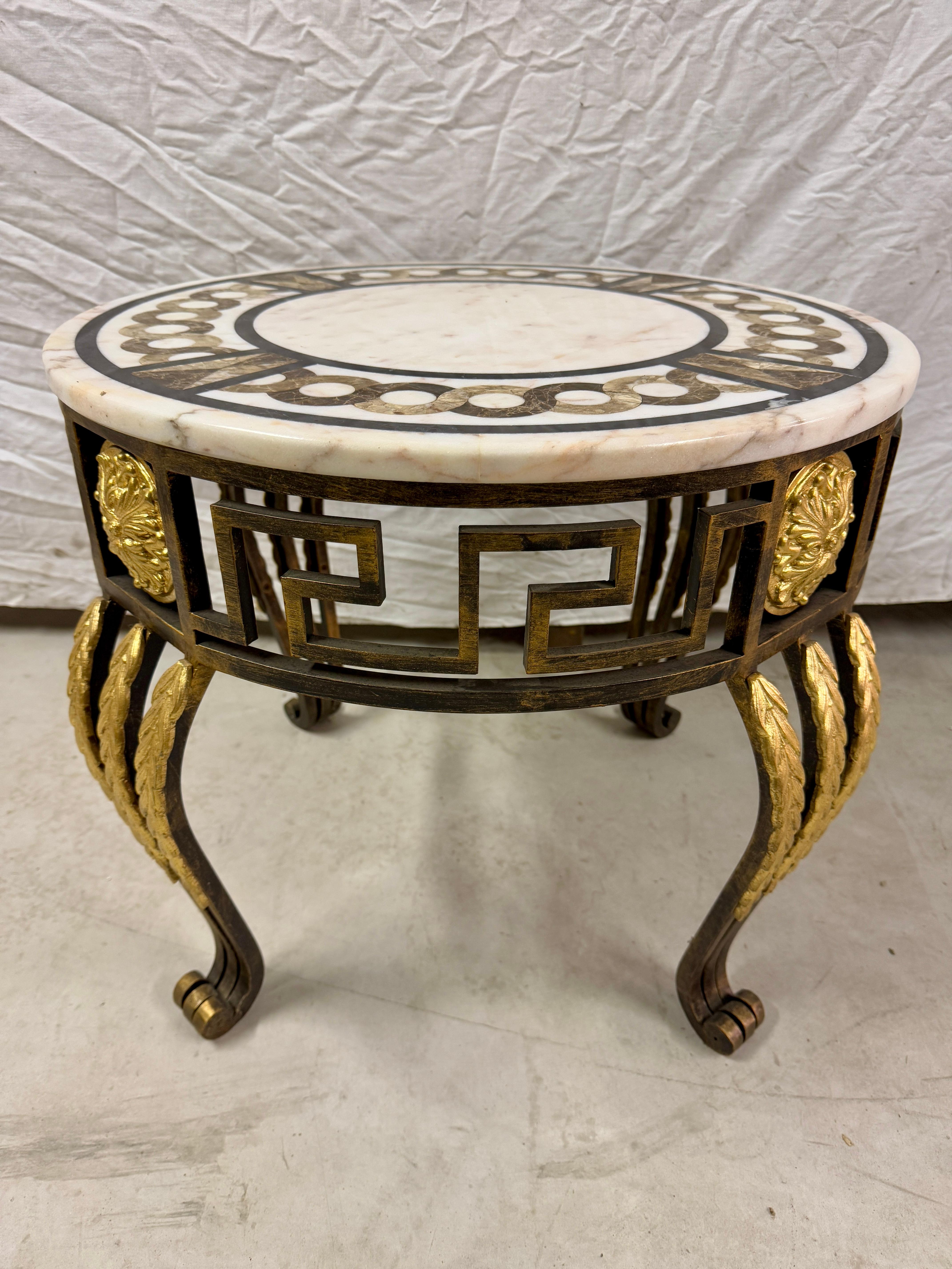 Table basse circulaire en marbre avec base en fer et bronze 20e siècle italien en vente 4