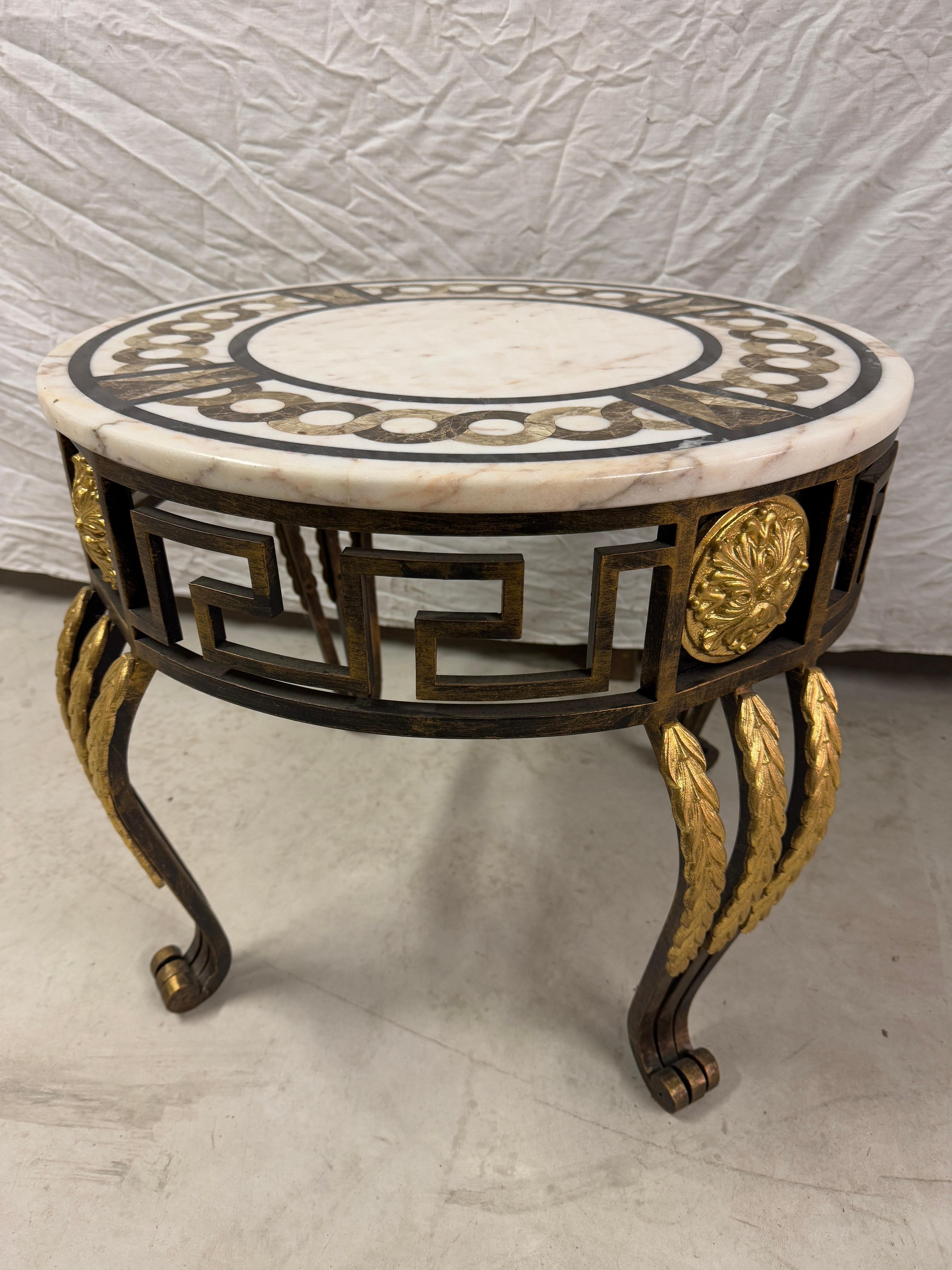 Italian Table basse circulaire en marbre avec base en fer et bronze 20e siècle italien en vente