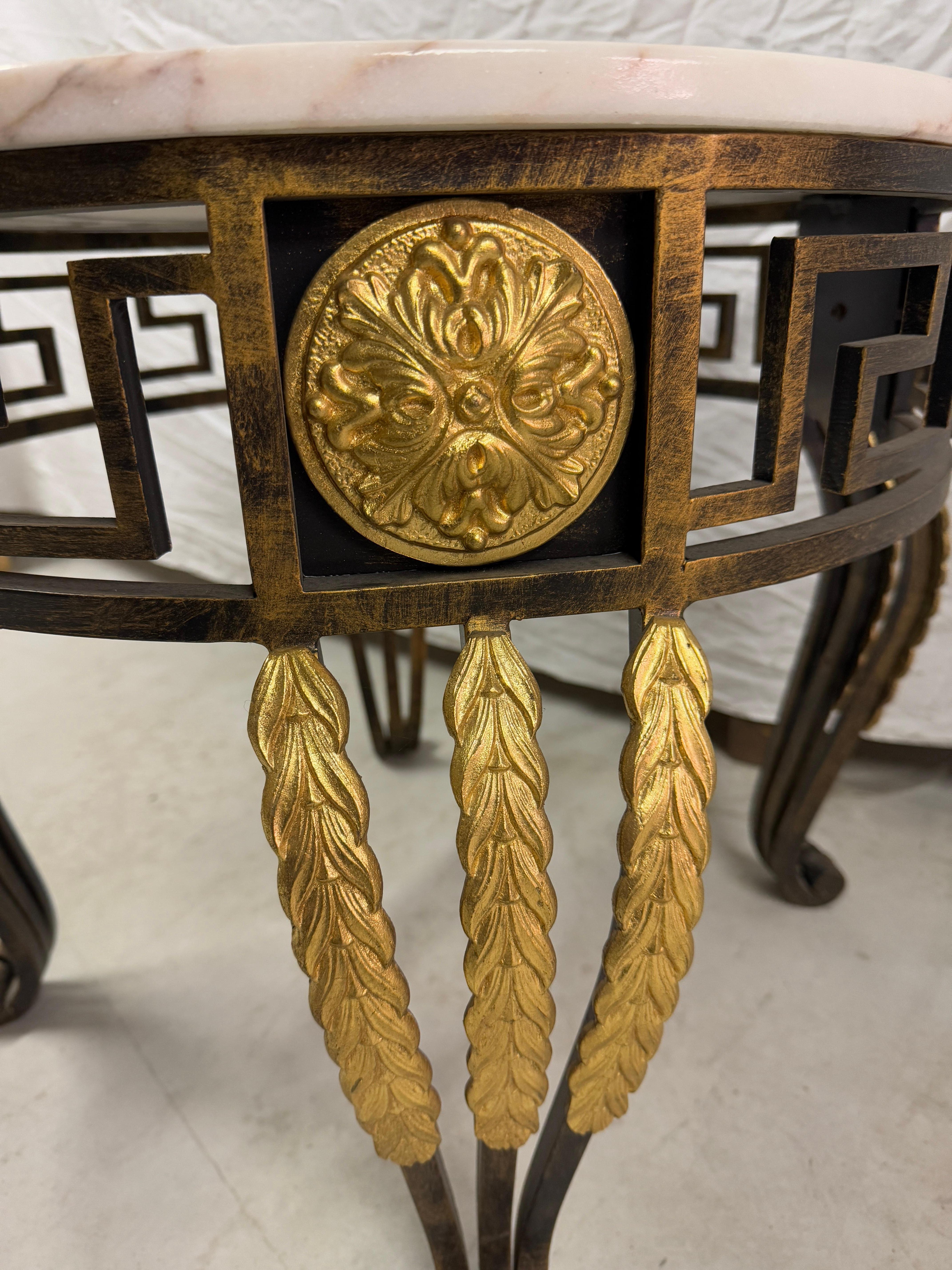 Table basse circulaire en marbre avec base en fer et bronze 20e siècle italien Bon état - En vente à Cantù, IT