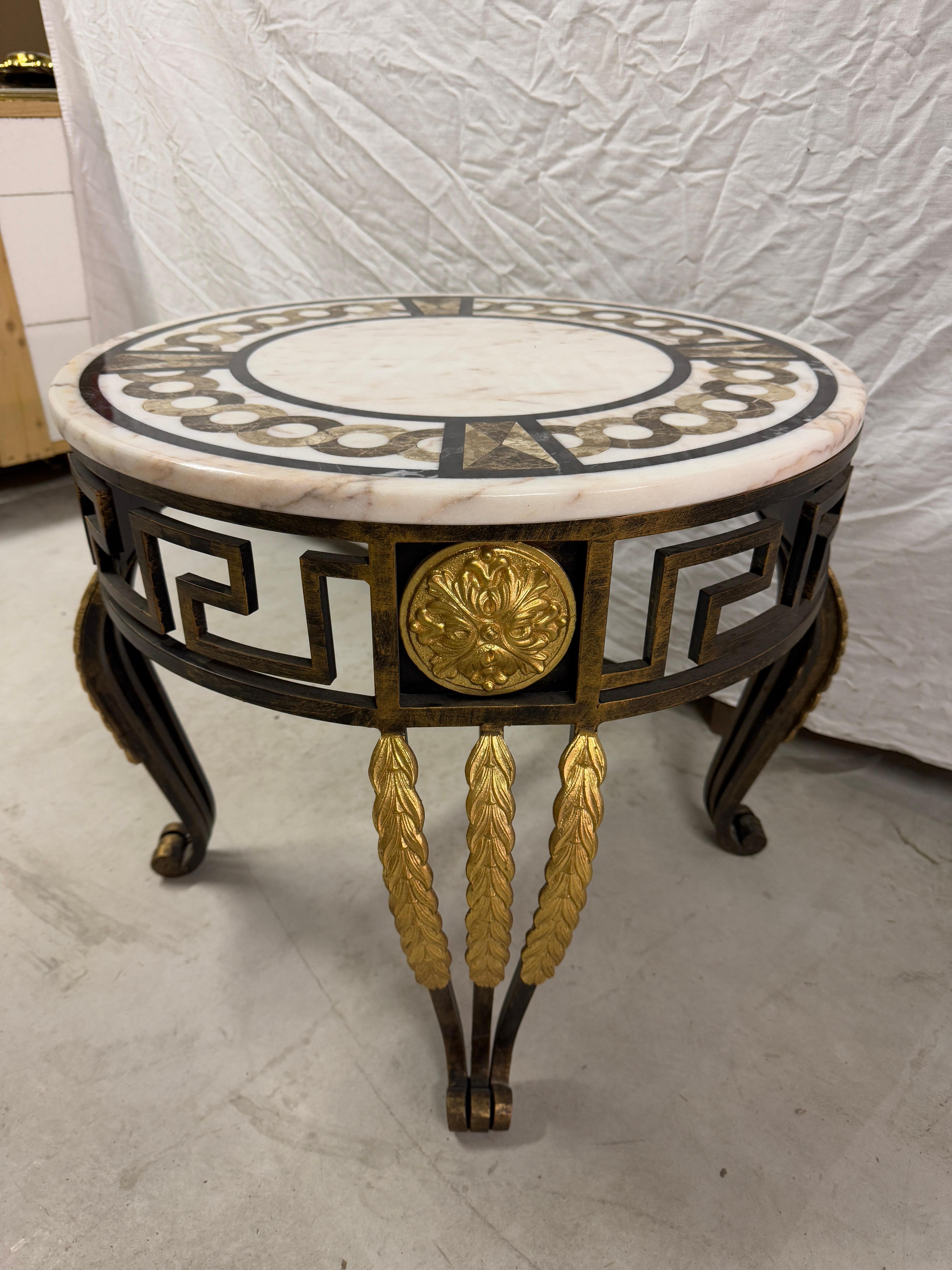 Bronze Table basse circulaire en marbre avec base en fer et bronze 20e siècle italien en vente