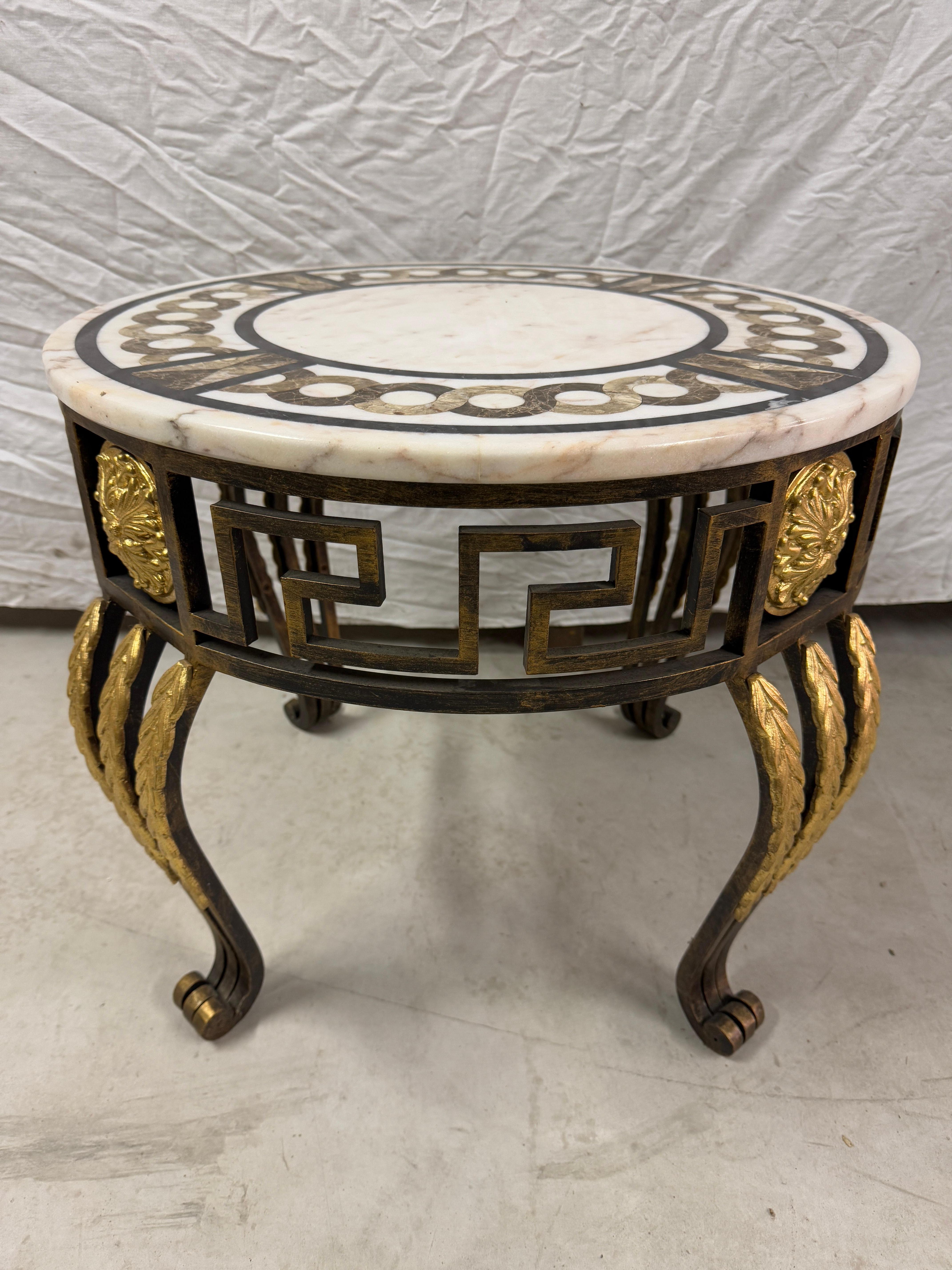 Table basse circulaire en marbre avec base en fer et bronze 20e siècle italien en vente 1