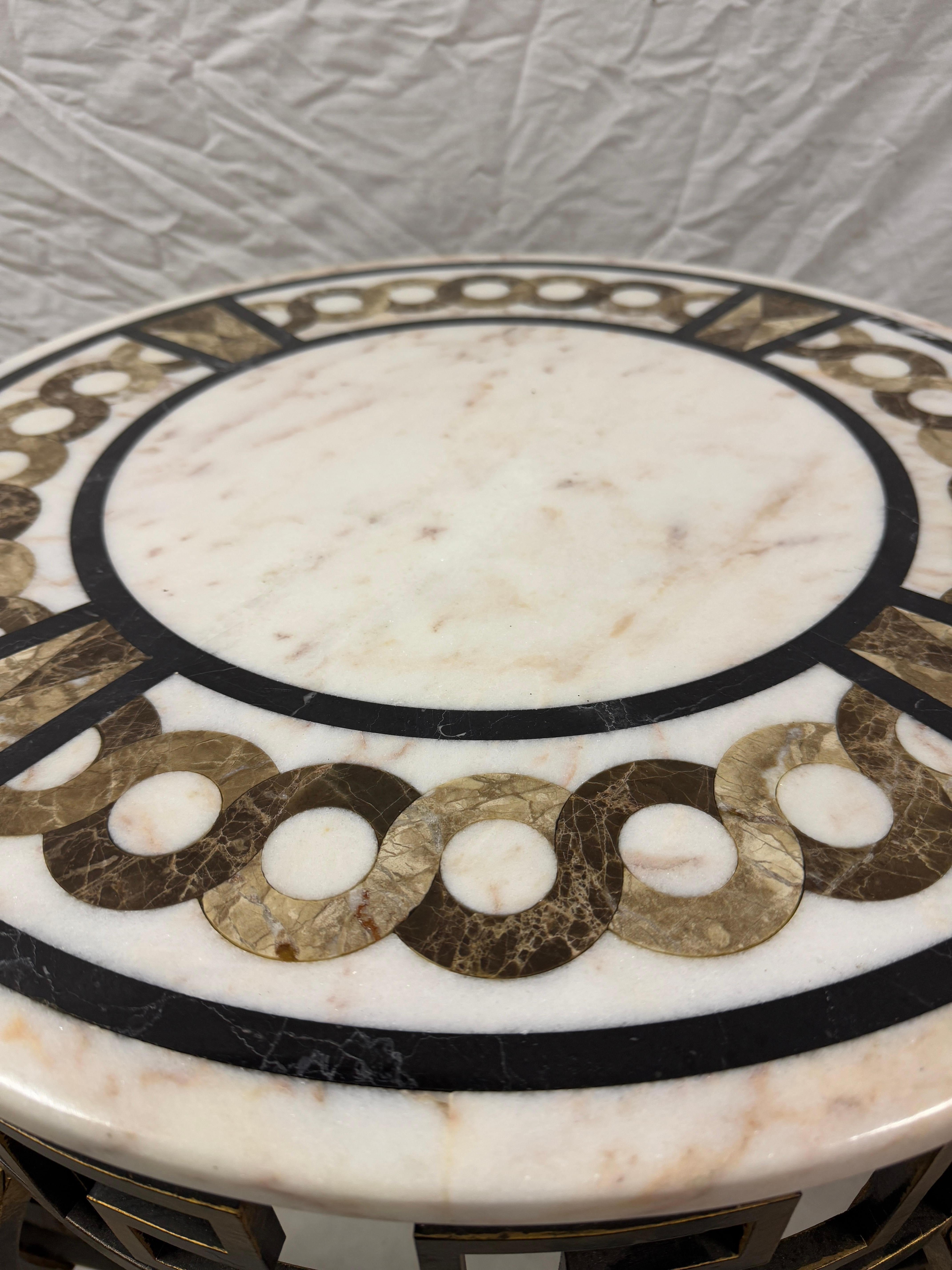 Table basse circulaire en marbre avec base en fer et bronze 20e siècle italien en vente 2
