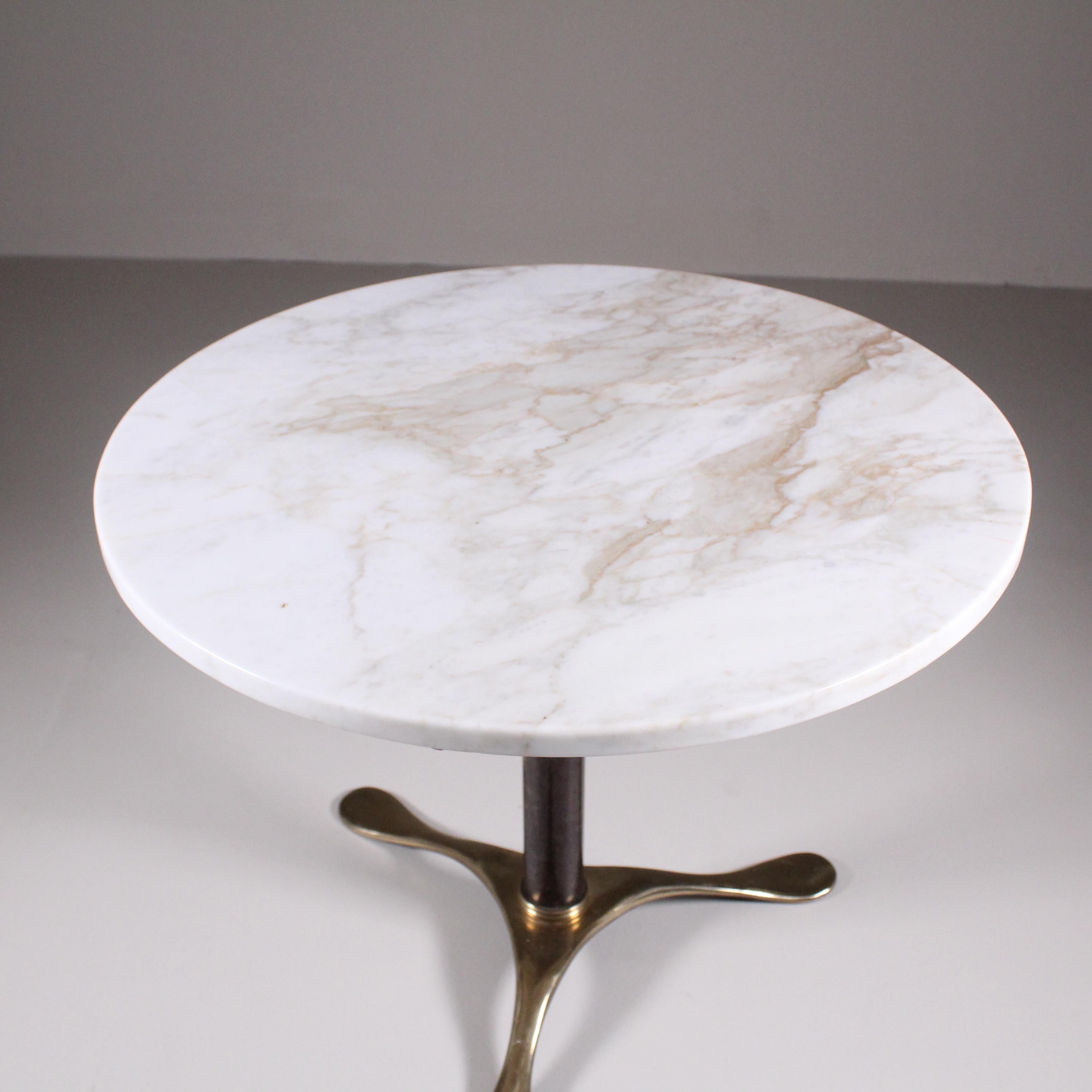 Table basse en marbre et laiton, 1950 en vente 3