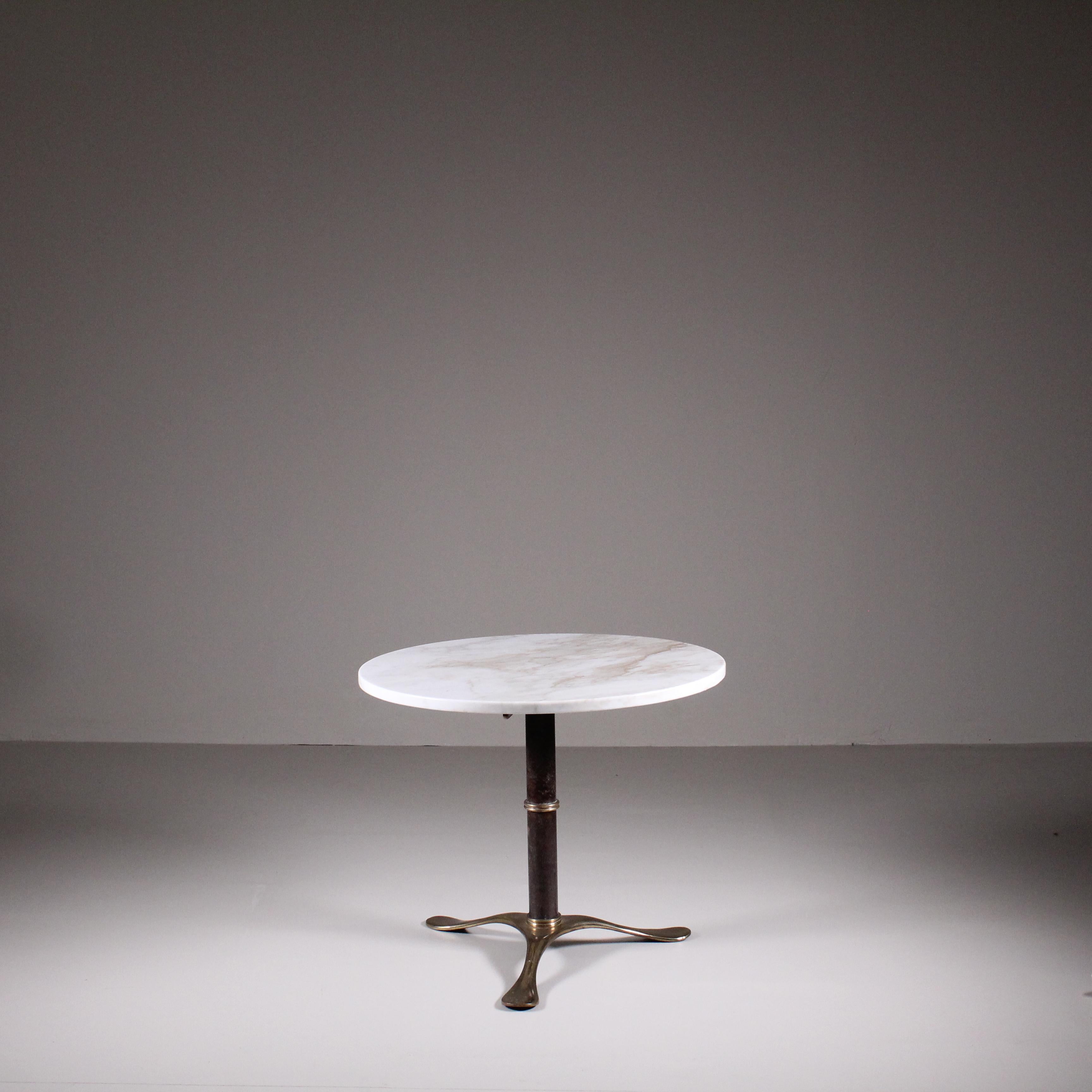 Table basse en marbre, bois et laiton années 1950

État : bon
Matériaux : Marbre, laiton, bois
Époque:1950