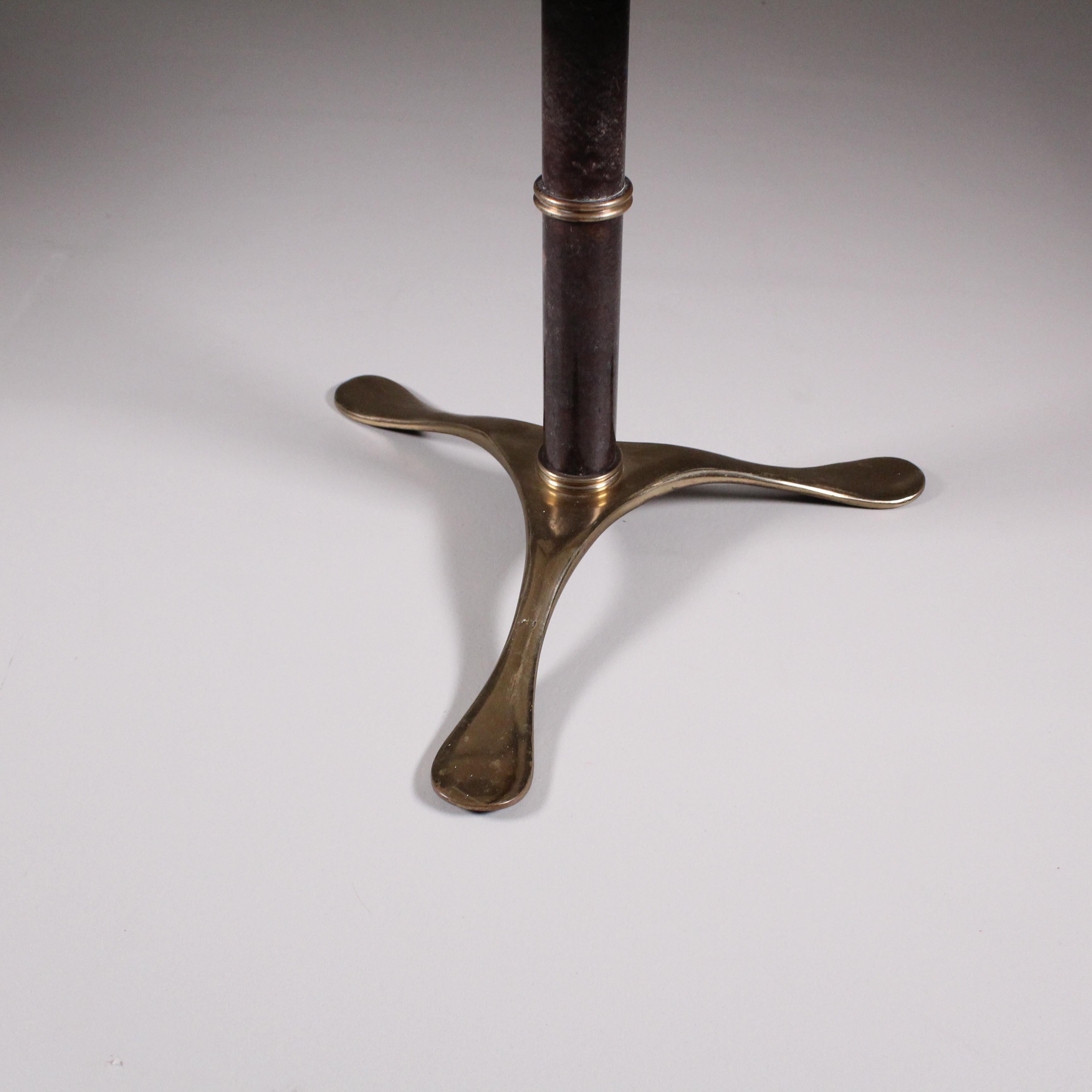 Laiton Table basse en marbre et laiton, 1950 en vente