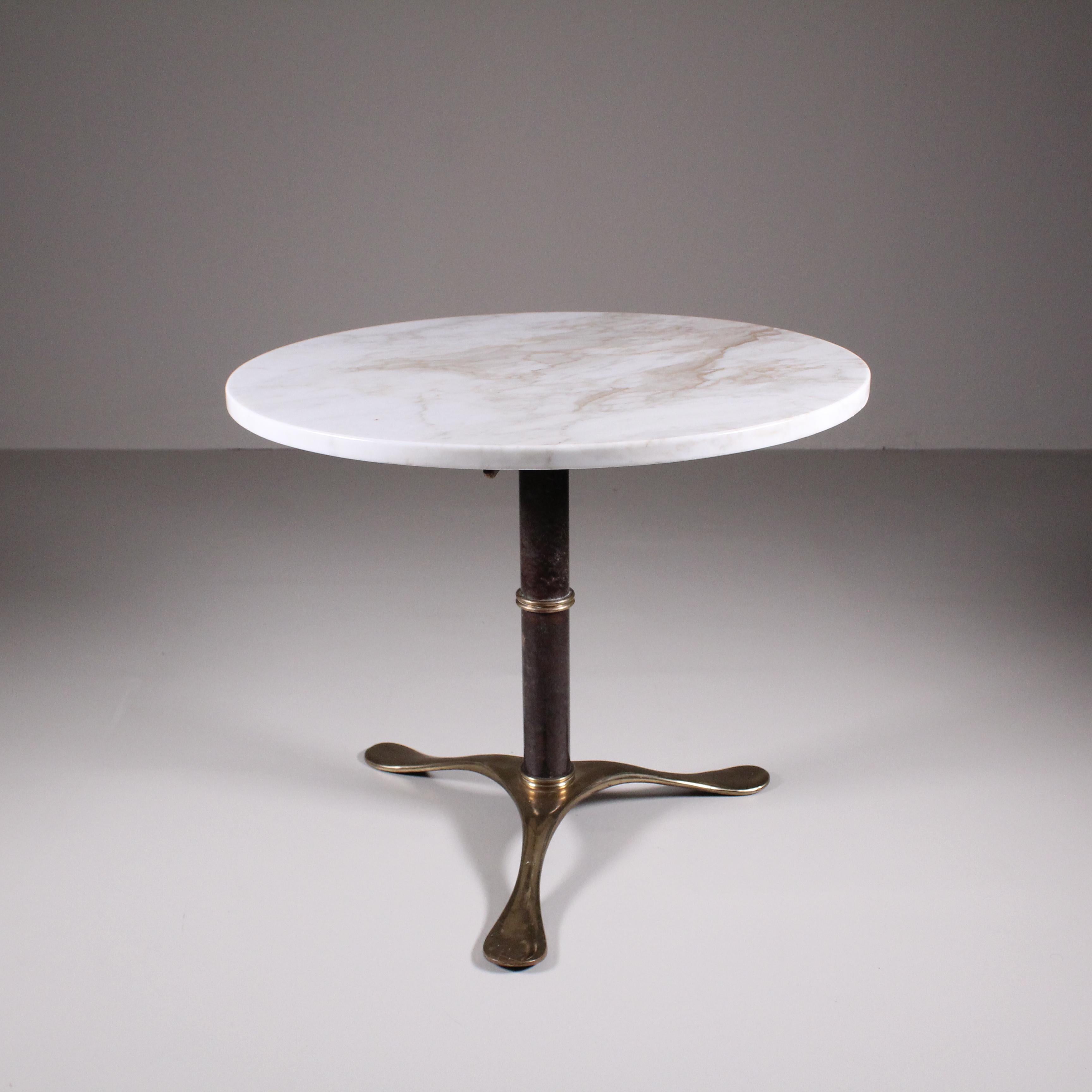 Table basse en marbre et laiton, 1950 en vente 1