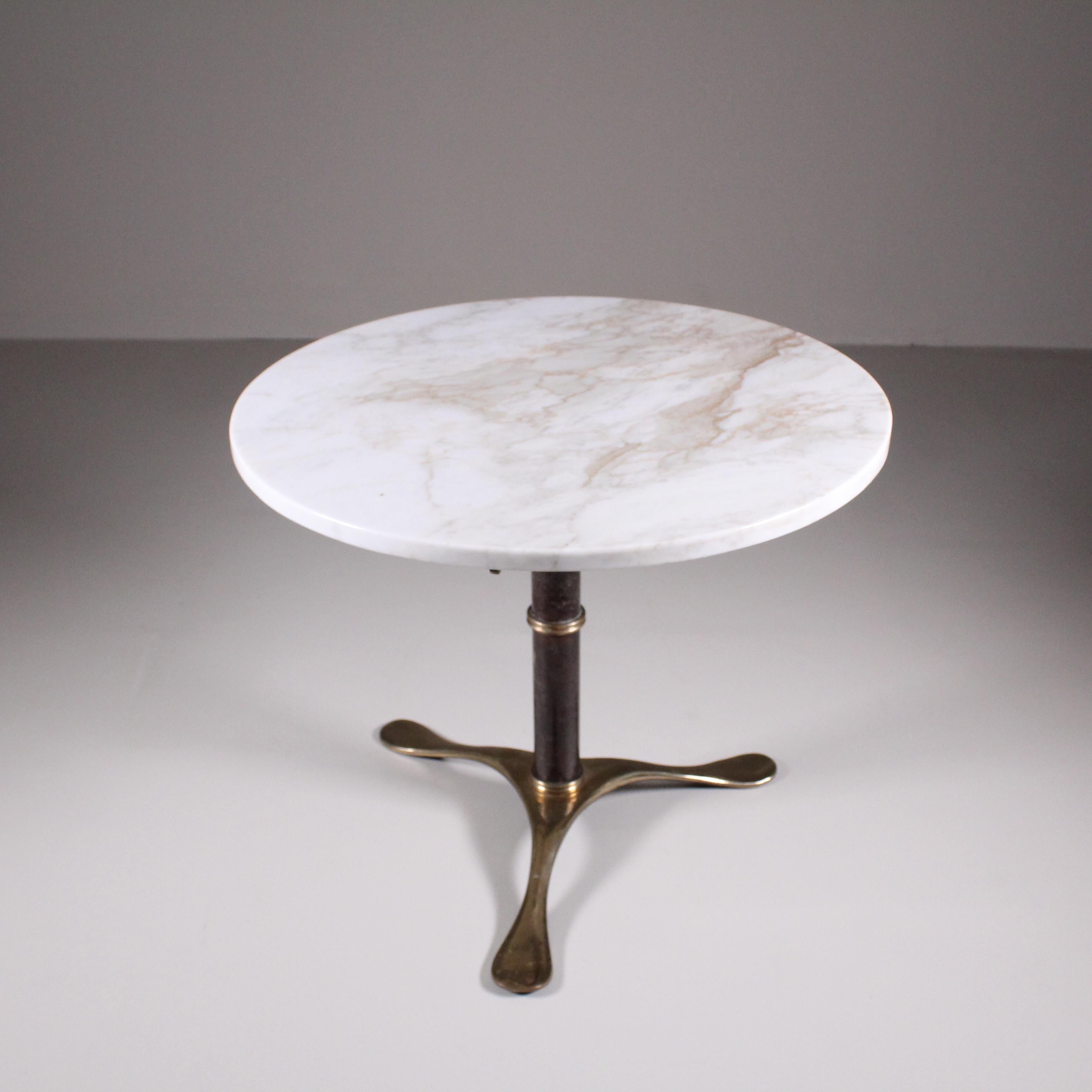 Table basse en marbre et laiton, 1950 en vente 2