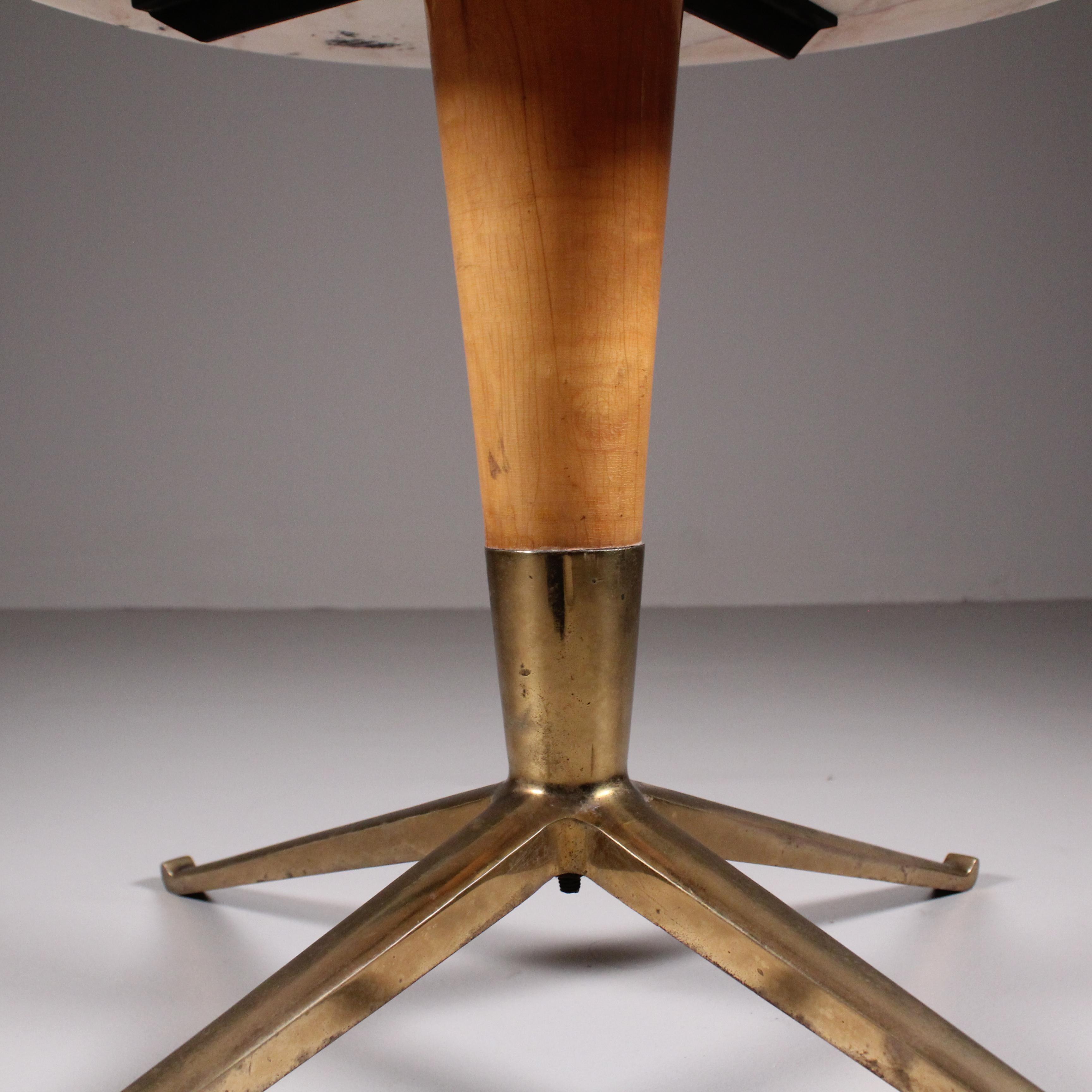 Tavolino in marmo, legno e ottone 1950 in vendita 3
