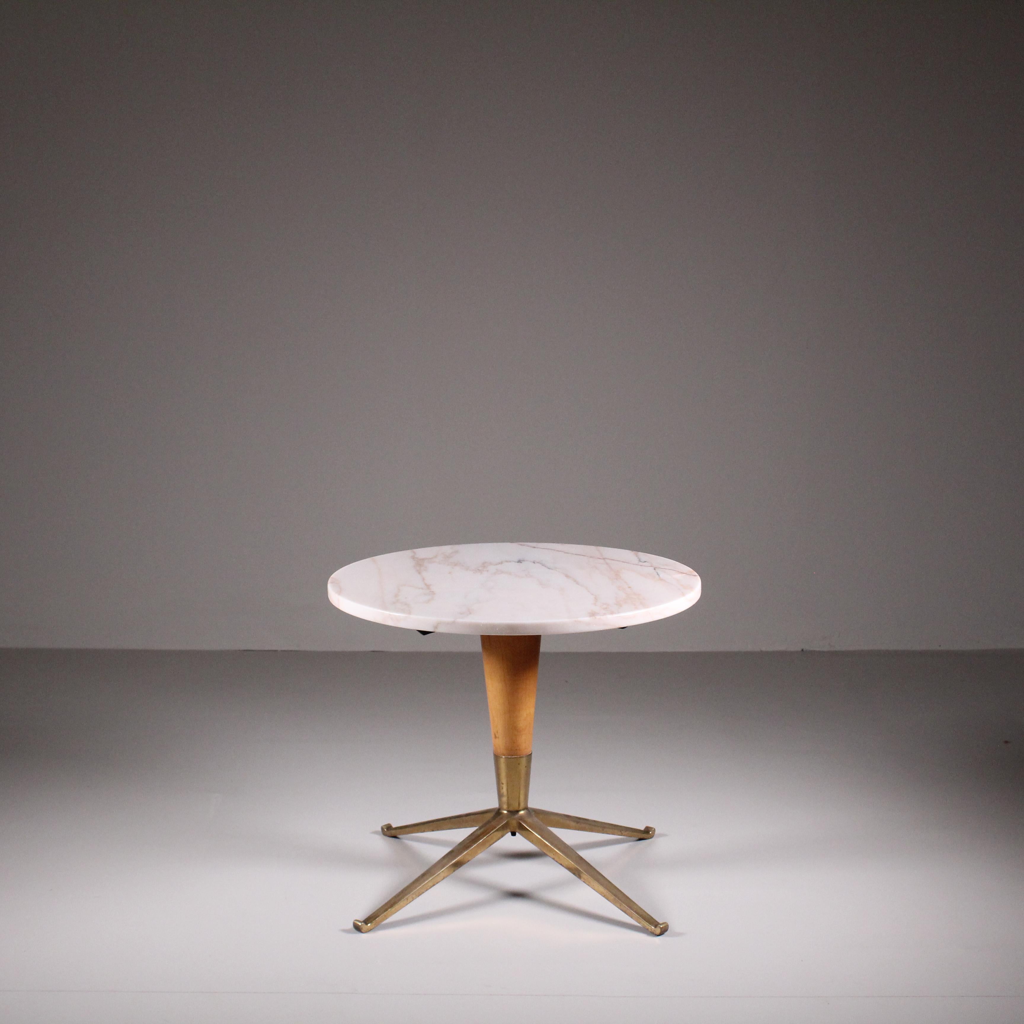 Tavolino in marmo, legno e ottone 1950. Attibuibile a Melchiorre Bega

Condizioni: Buone
Materiali: Marmo, Ottone, Legno
Epoca: 1950
Provenienza: casa privata