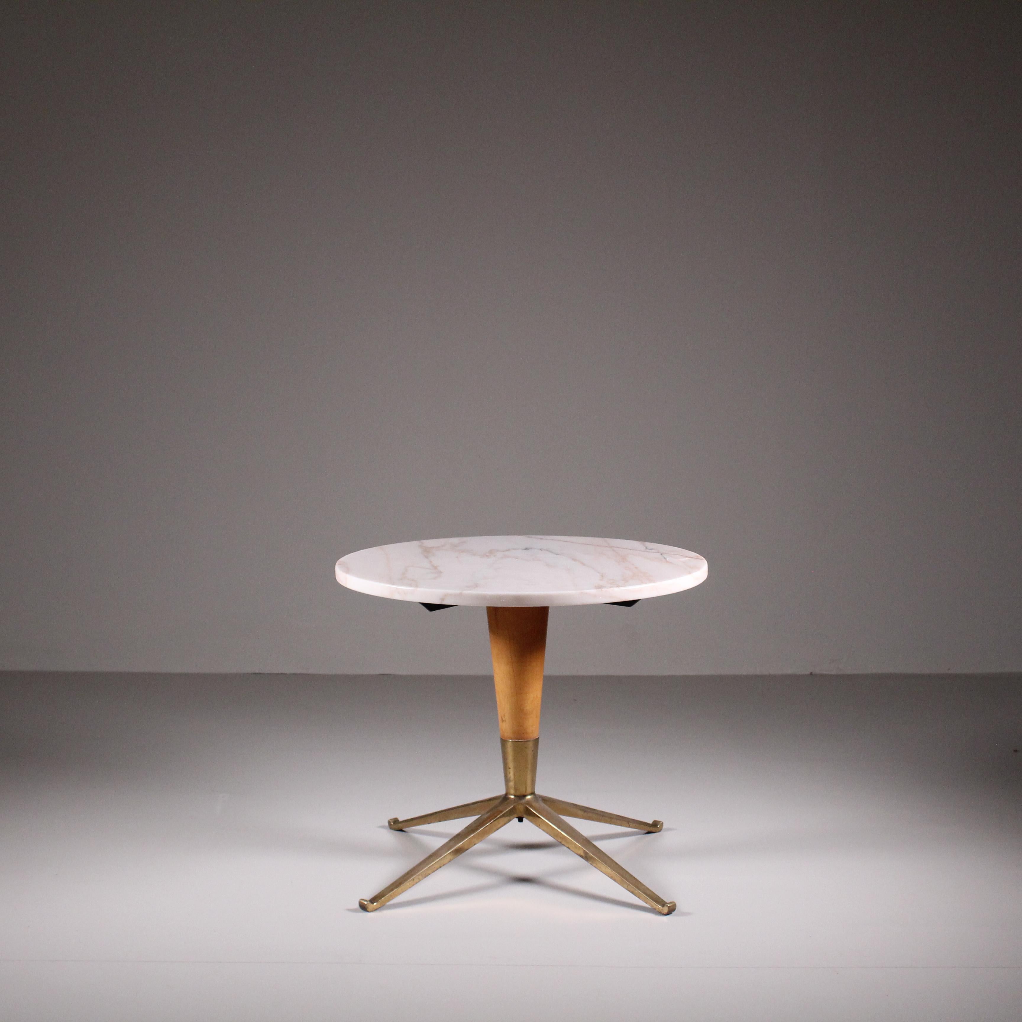 Italian Tavolino in marmo, legno e ottone 1950 in vendita