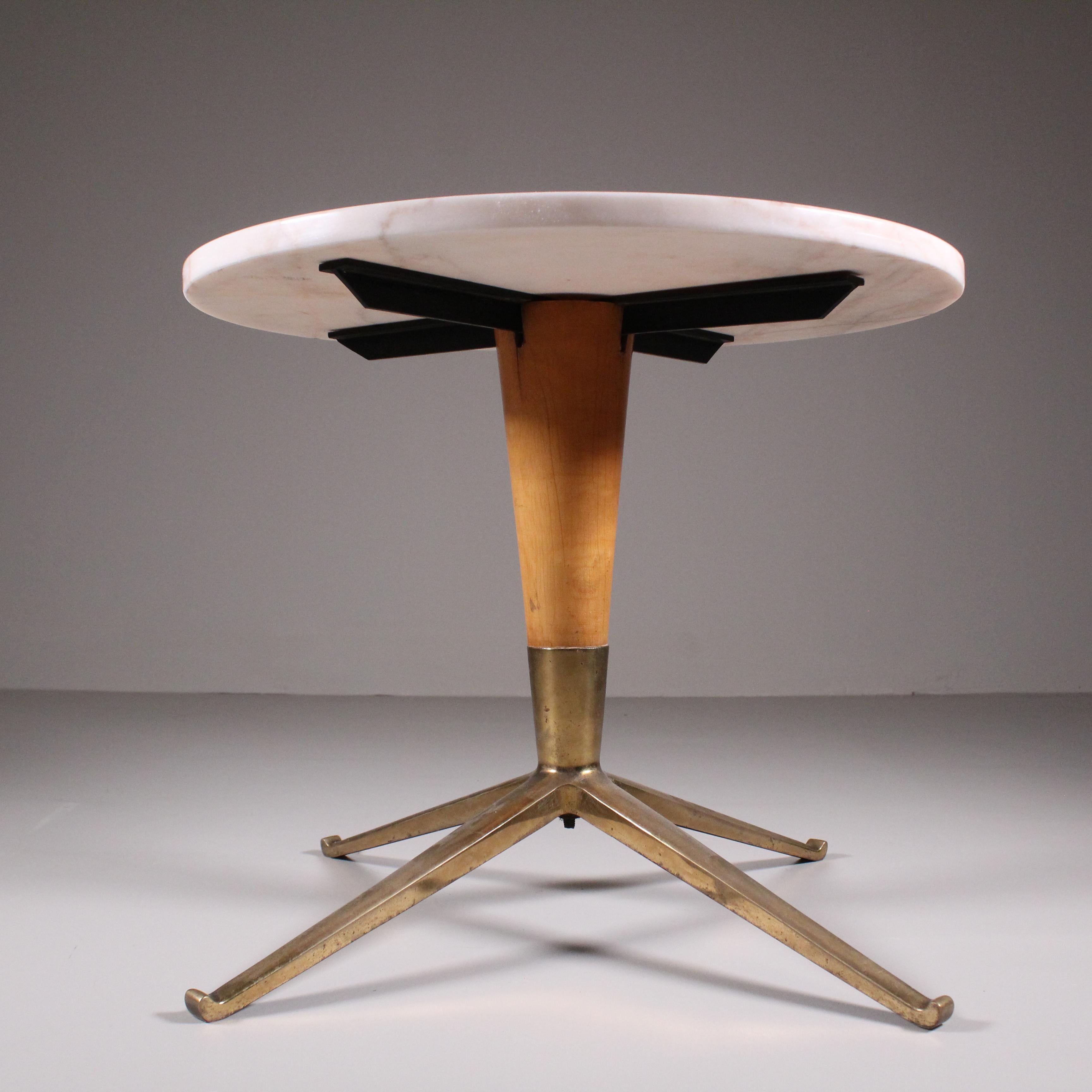 Ottone Tavolino in marmo, legno e ottone 1950 in vendita