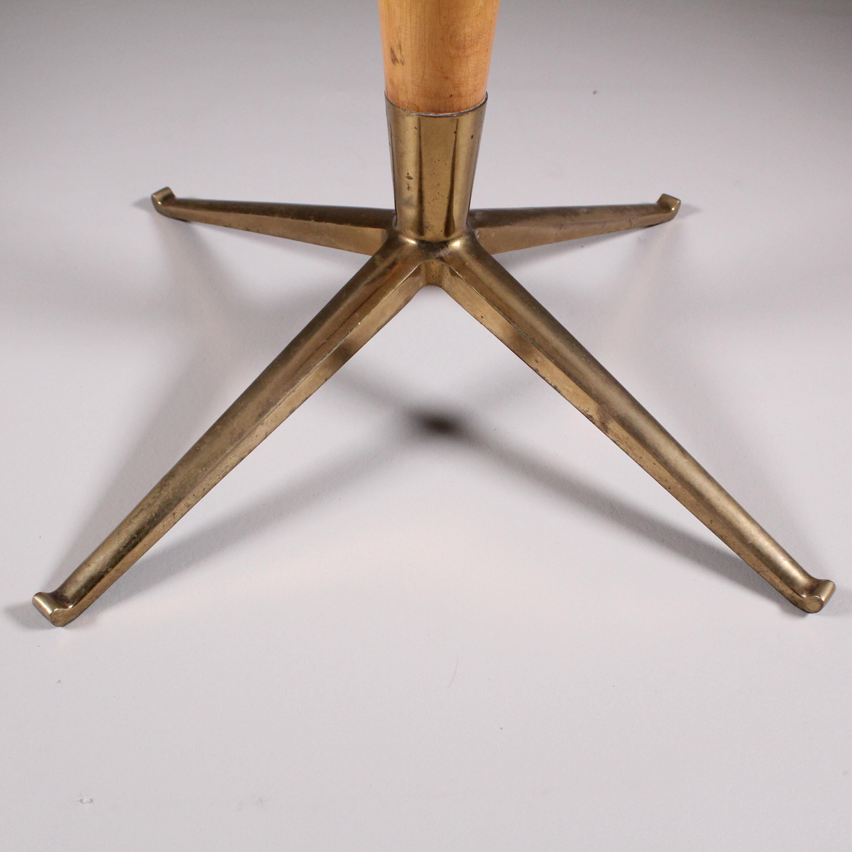 Tavolino in marmo, legno e ottone 1950 in vendita 2