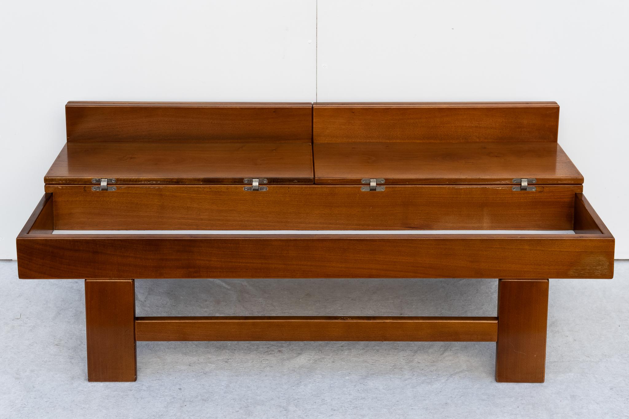 Table basse en noyer avec compartiment par Giovanni Michelucci, 1970, Made in Italy.
Table basse en noyer avec compartiment par Giovanni Michelucci, 1970. Il a été conçu en bois et plaqué en noyer. L'état est excellent, il peut présenter de légers