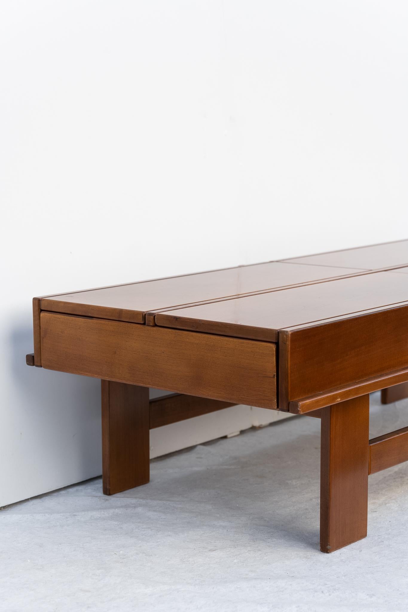 Mid-Century Modern Table basse en noyer avec compartiment par Giovanni Michelucci, 1970 en vente
