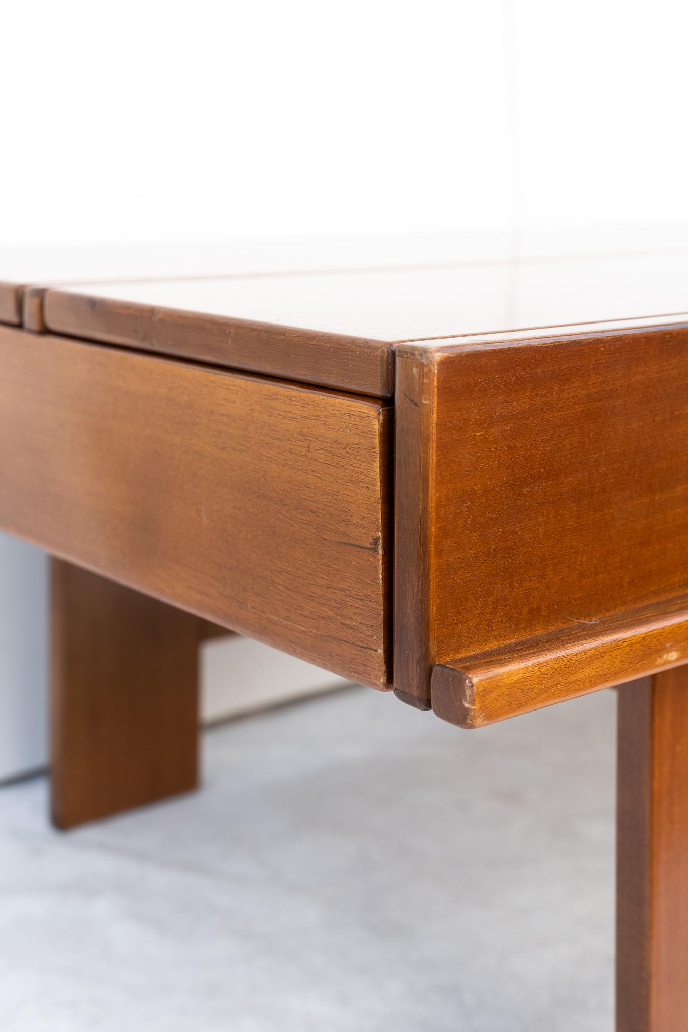 Italian Table basse en noyer avec compartiment par Giovanni Michelucci, 1970 en vente